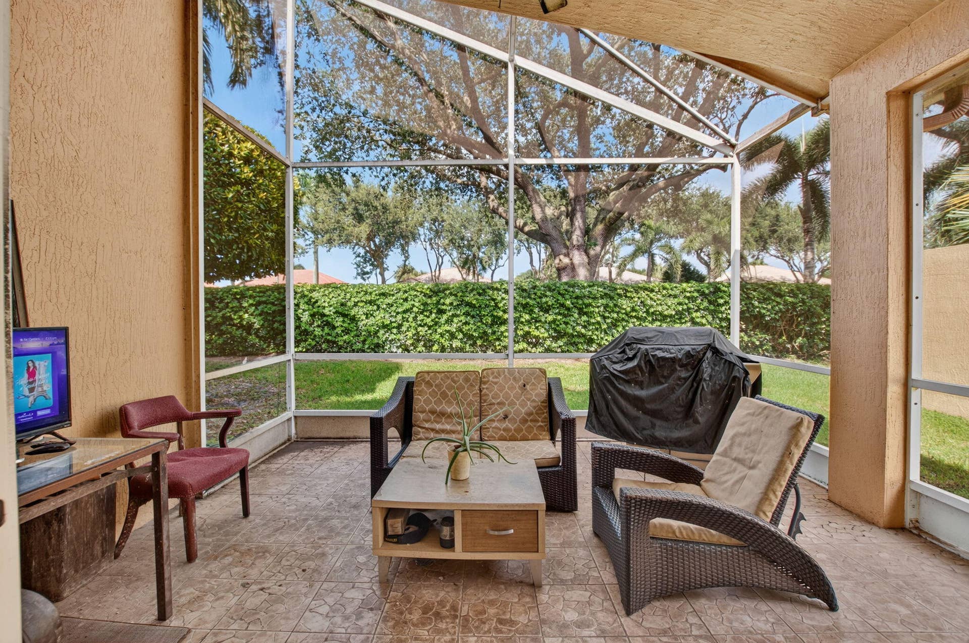 7299 Vía Genova, Delray Beach, FL 33446 screened porch area