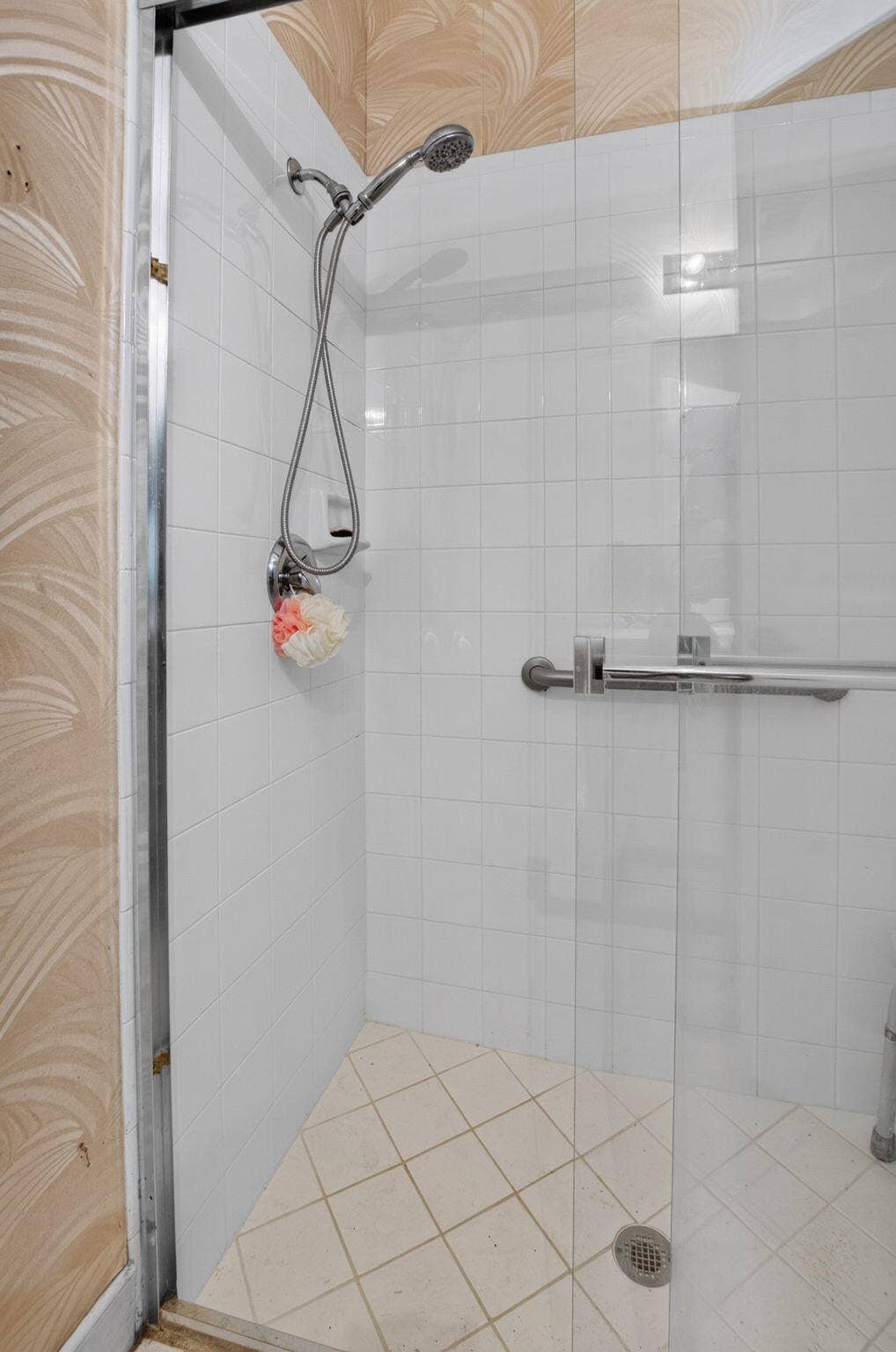 7299 Vía Genova, Delray Beach, FL 33446 guest bathroom