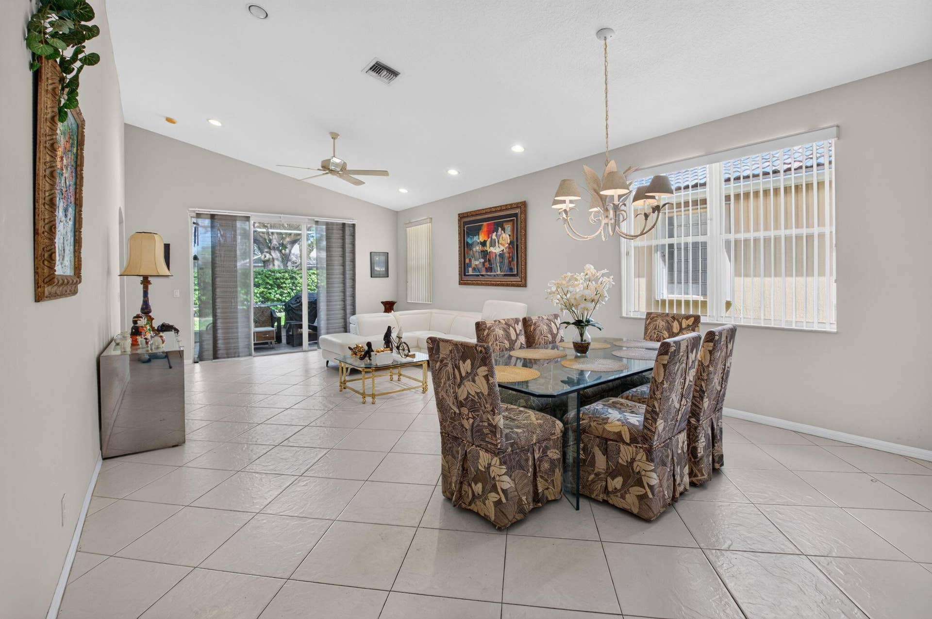7299 Vía Genova, Delray Beach, FL 33446 Living/dining area