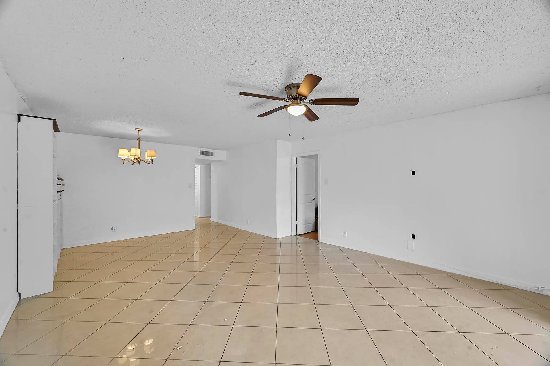 134 S CYPRESS Road, #425, Pompano Beach, FL 33060 Living Room/Dinning