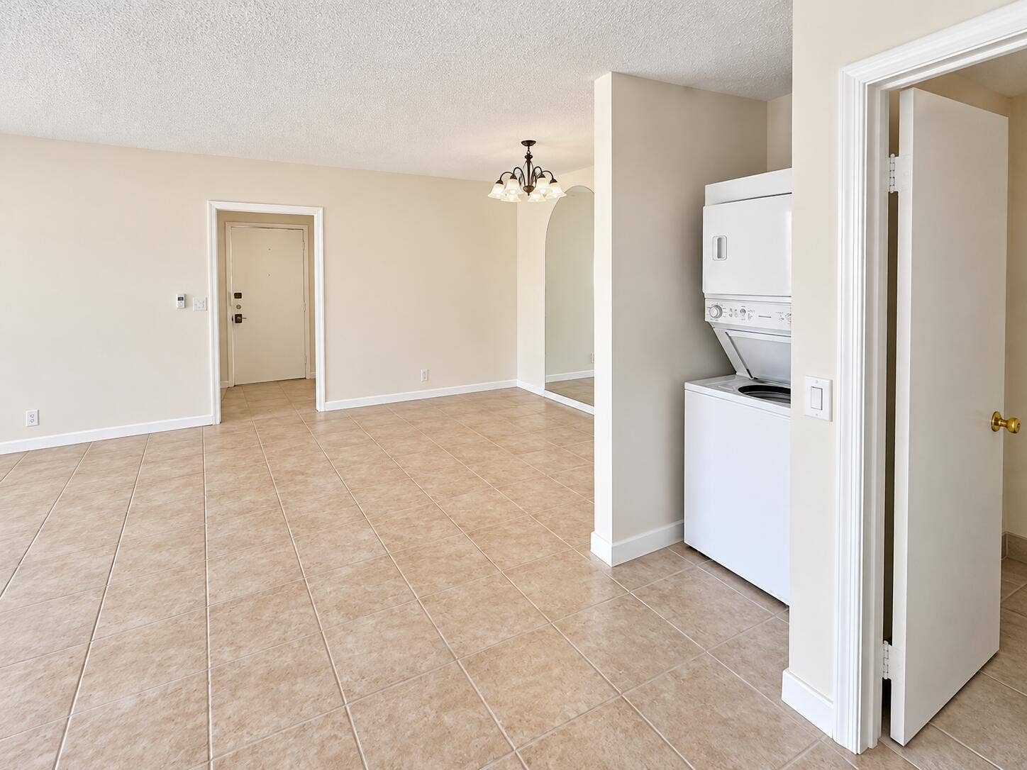 Boca Raton, Boca Raton, FL 33428 Spacious Neutral-Toned Apartment Interio