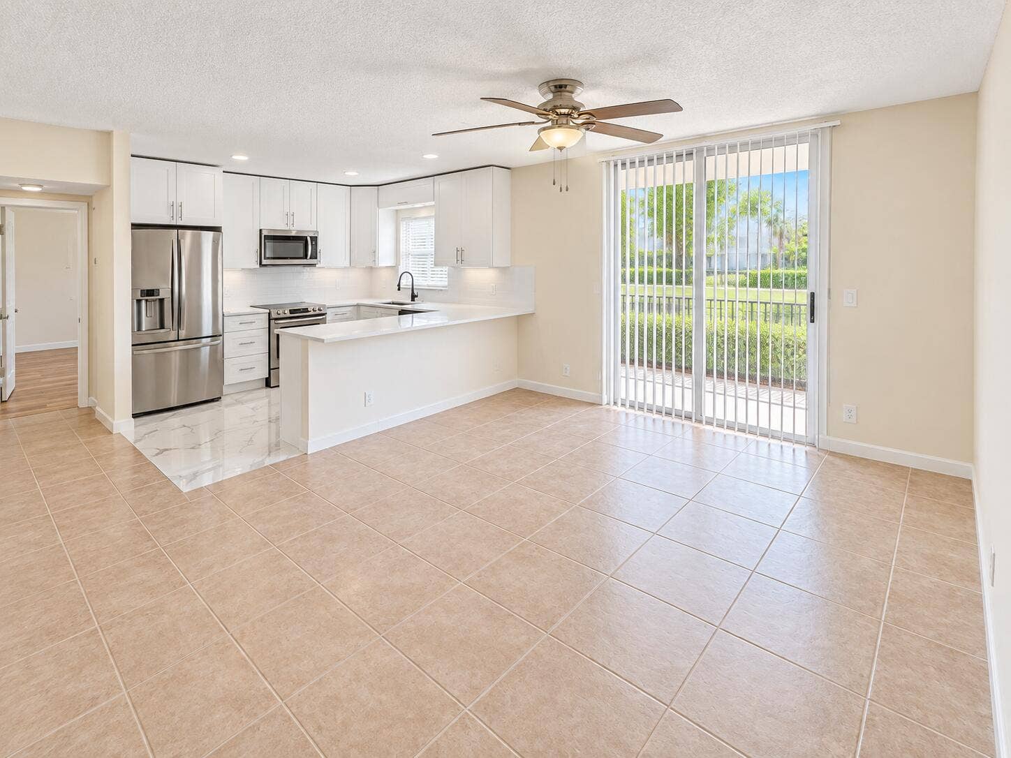 Boca Raton, Boca Raton, FL 33428 Bright Open-Plan Kitchen Living Area