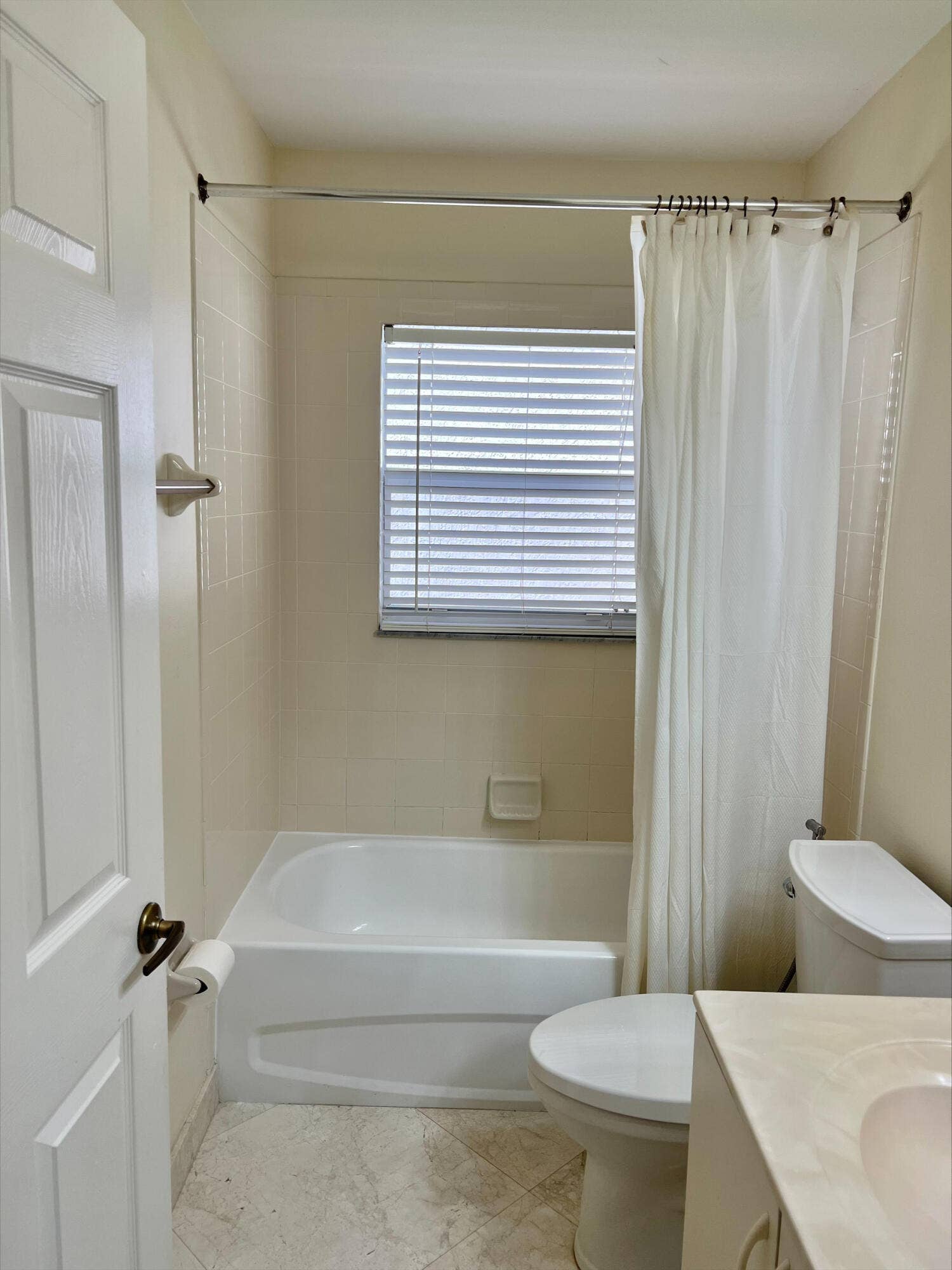 6129 Adriatic Way, #6129, West Palm Beach, FL 33413 Second Bath