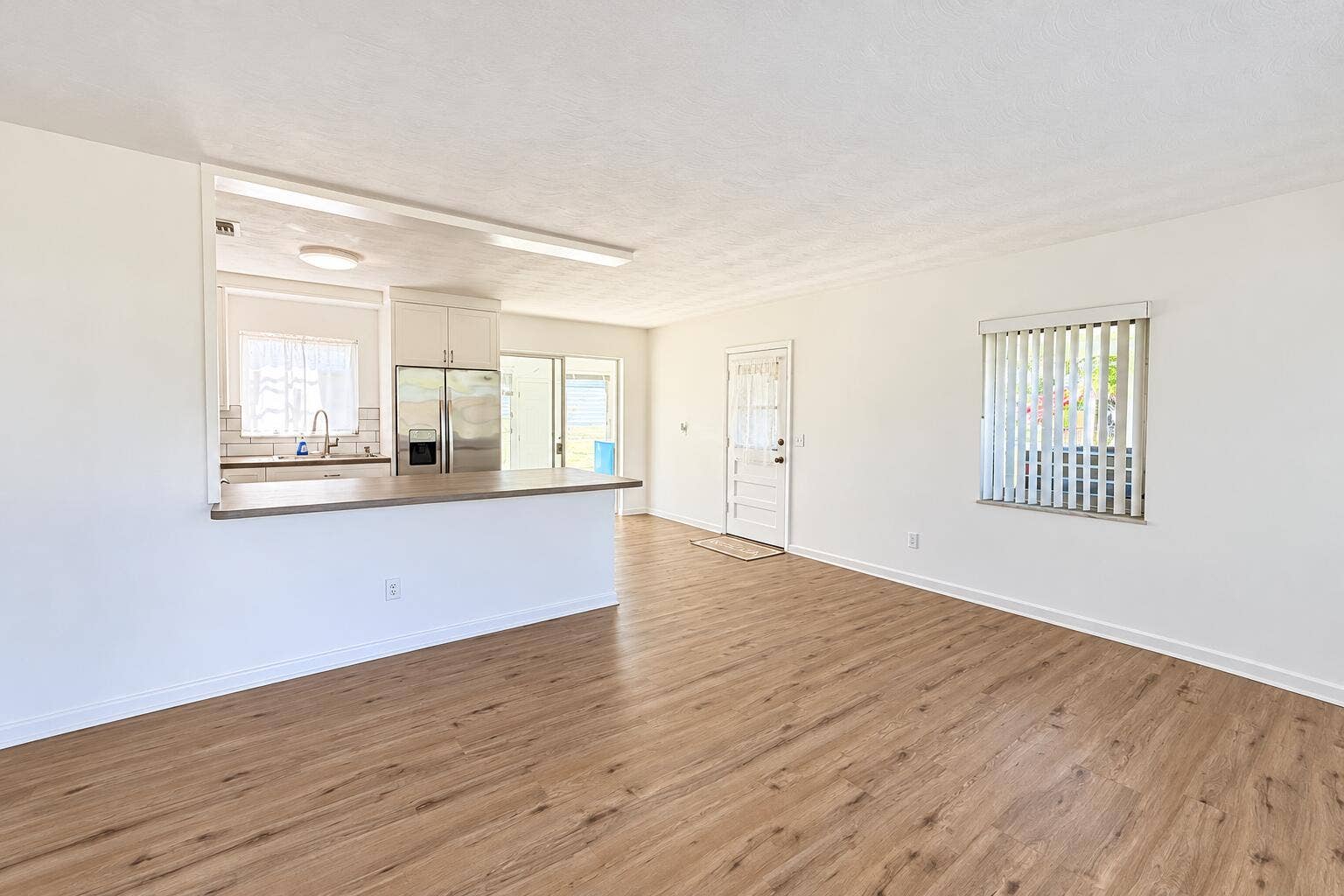 116 NE ENTRADA Avenue, Port St Lucie, FL 34952 Bright Empty Open-Plan Kitchen and Livin
