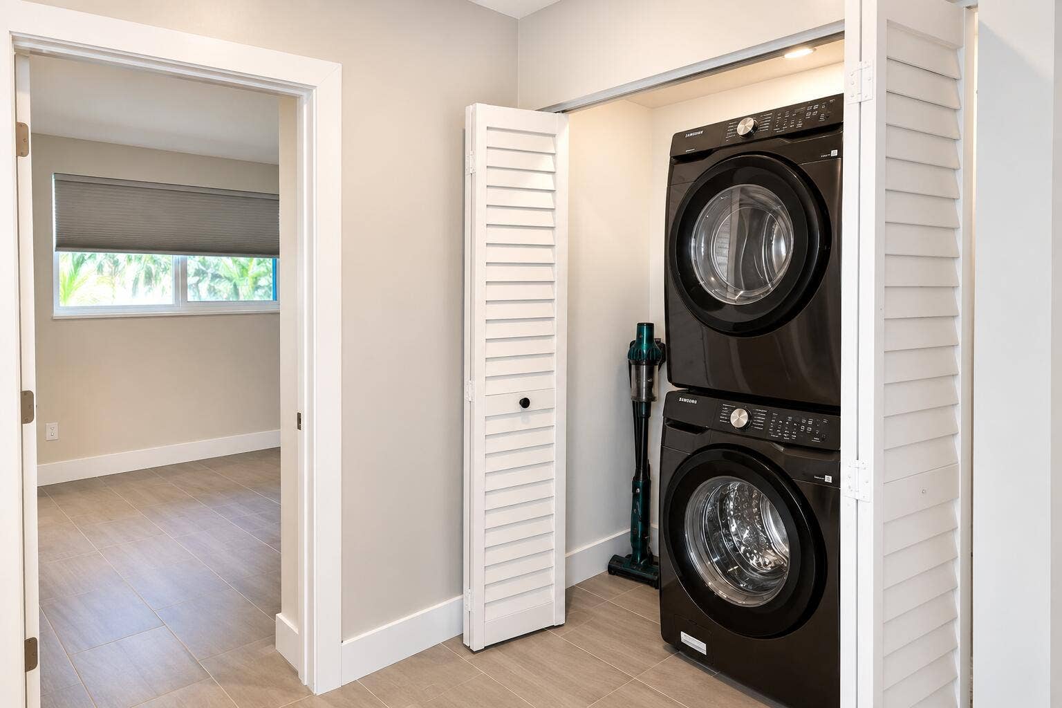1343 W Ocean Avenue, Lantana, FL 33462 Laundry