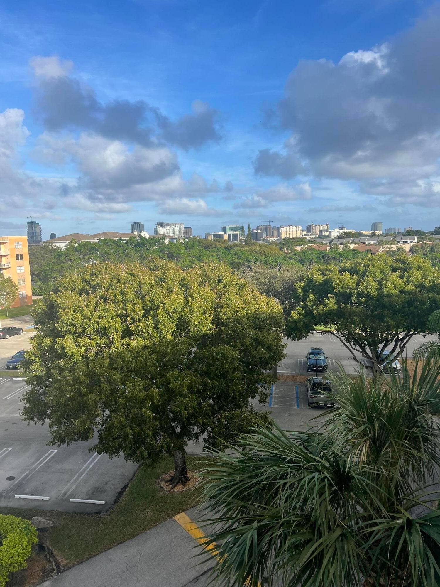 500 Executive Center Drive, #5H, West Palm Beach, FL 33401 Out1