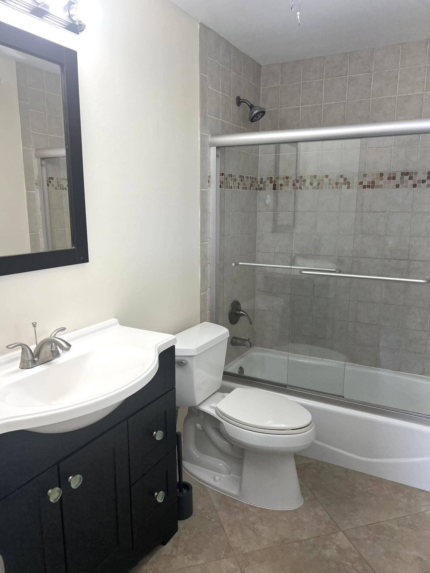 500 Executive Center Drive, #5H, West Palm Beach, FL 33401 Bath new
