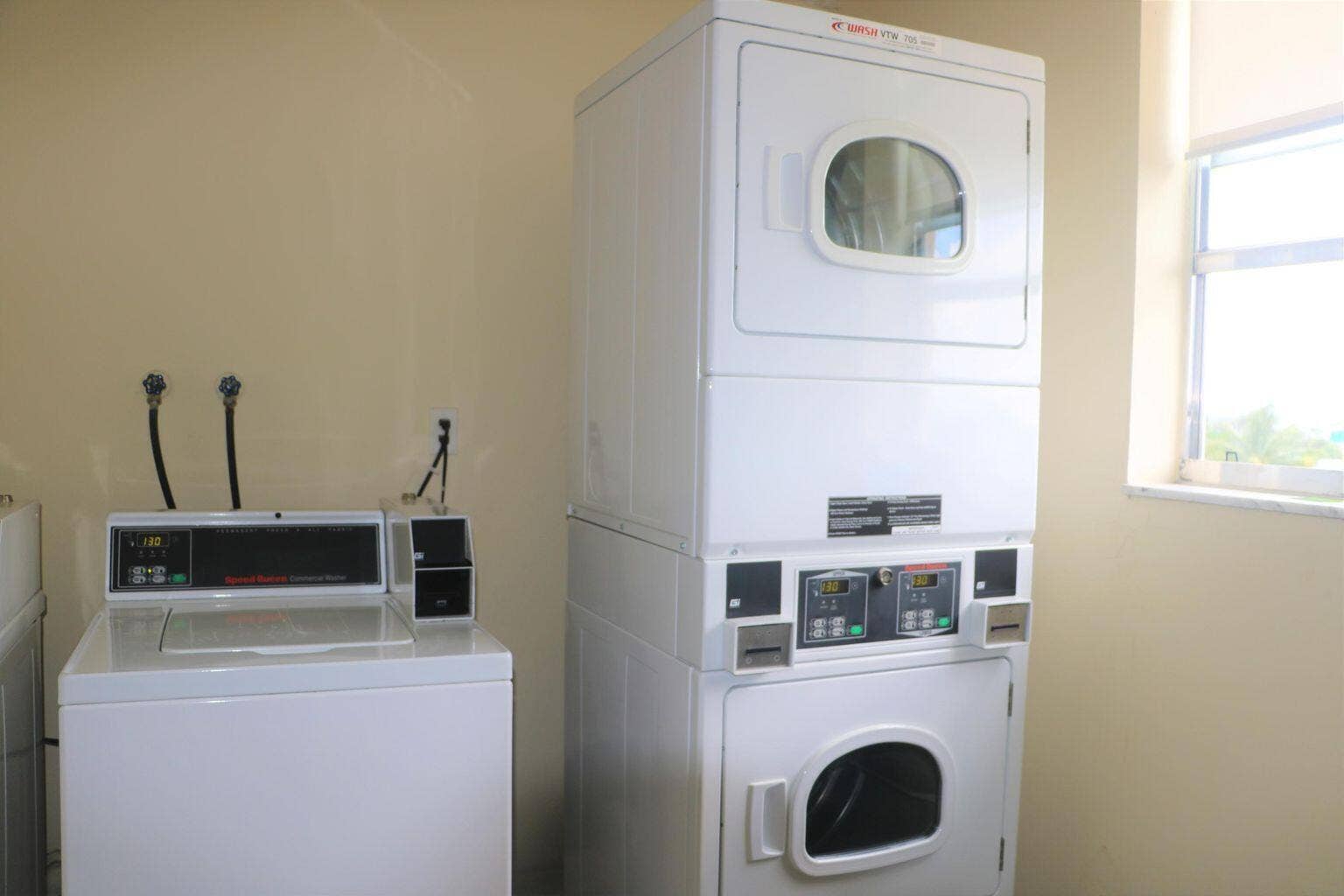 500 Executive Center Drive, #5H, West Palm Beach, FL 33401 laundry