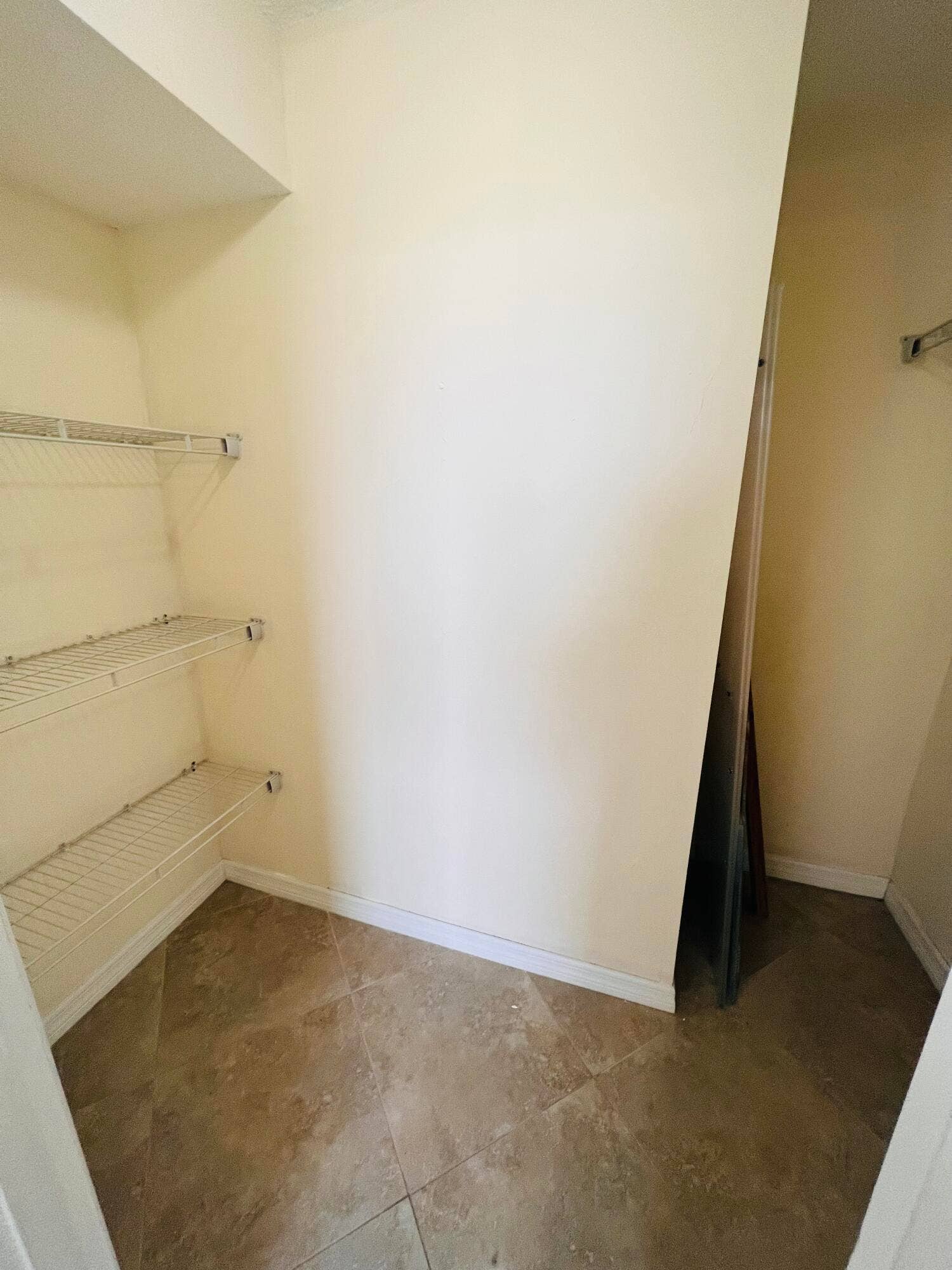 500 Executive Center Drive, #5H, West Palm Beach, FL 33401 Walking Closeth
