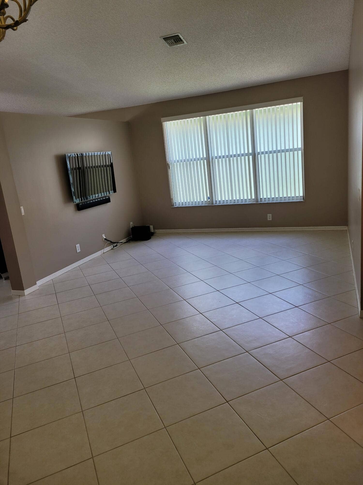 9514 Lago Drive, Boynton Beach, FL 33472 Lago living room & tv