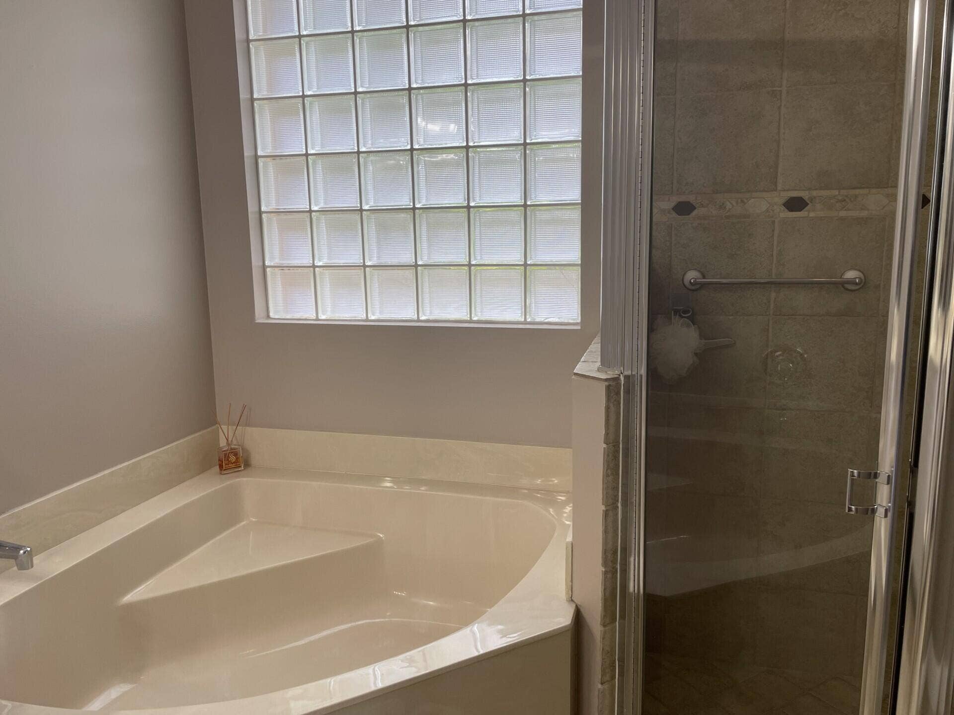 9514 Lago Drive, Boynton Beach, FL 33472 Lago master bath tub & shower