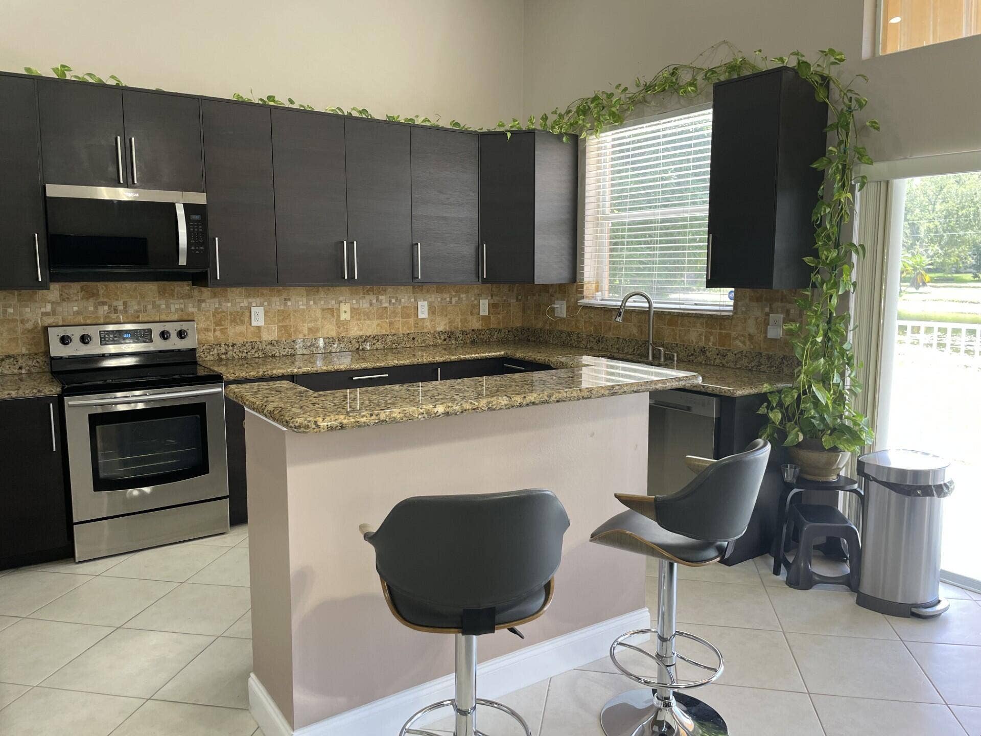 9514 Lago Drive, Boynton Beach, FL 33472 Lago kitchen with bar stools