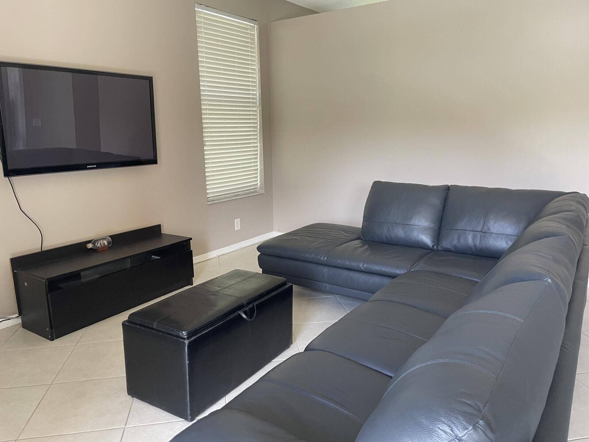 9514 Lago Drive, Boynton Beach, FL 33472 Lago living & sofa