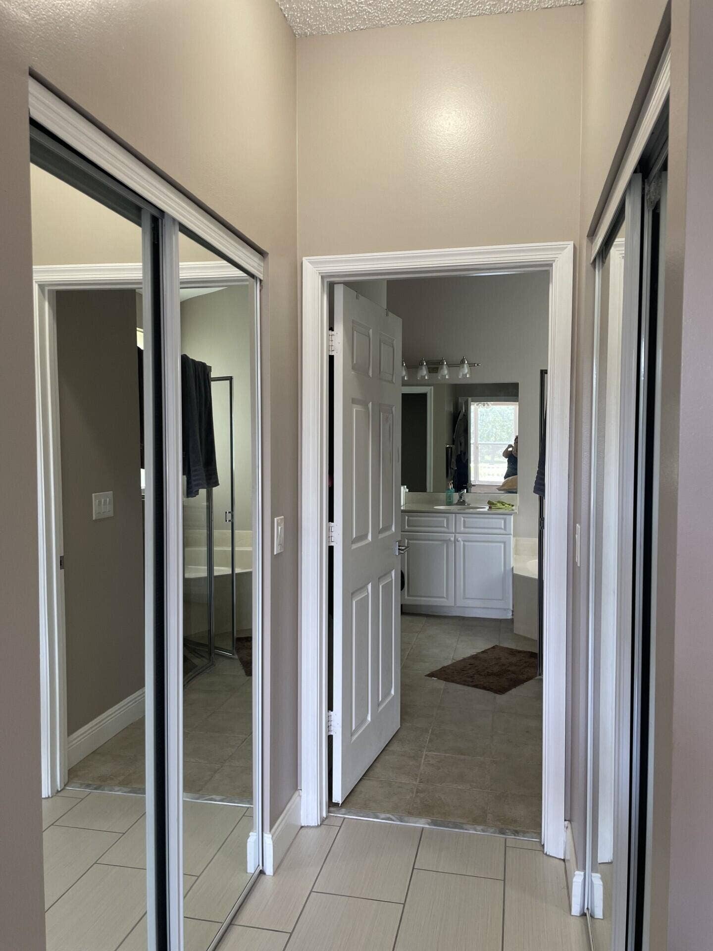 9514 Lago Drive, Boynton Beach, FL 33472 Lago master bath hallway