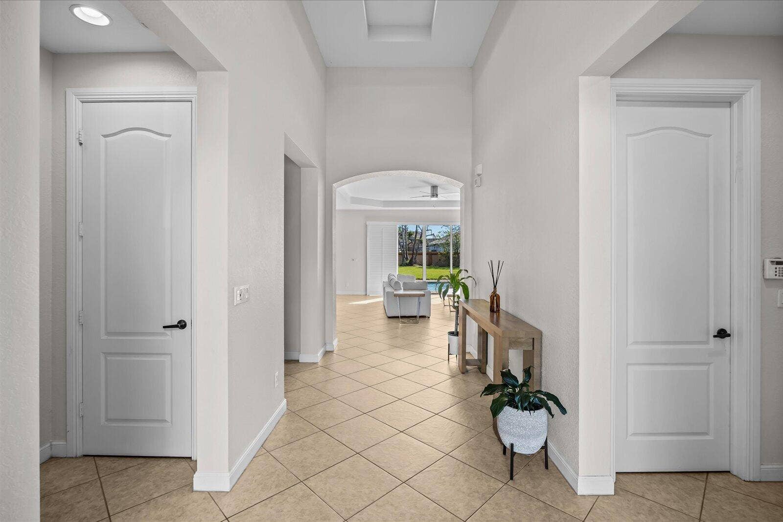 1180 AMETHYST Drive SW, Vero Beach, FL 32968 Enteryway
