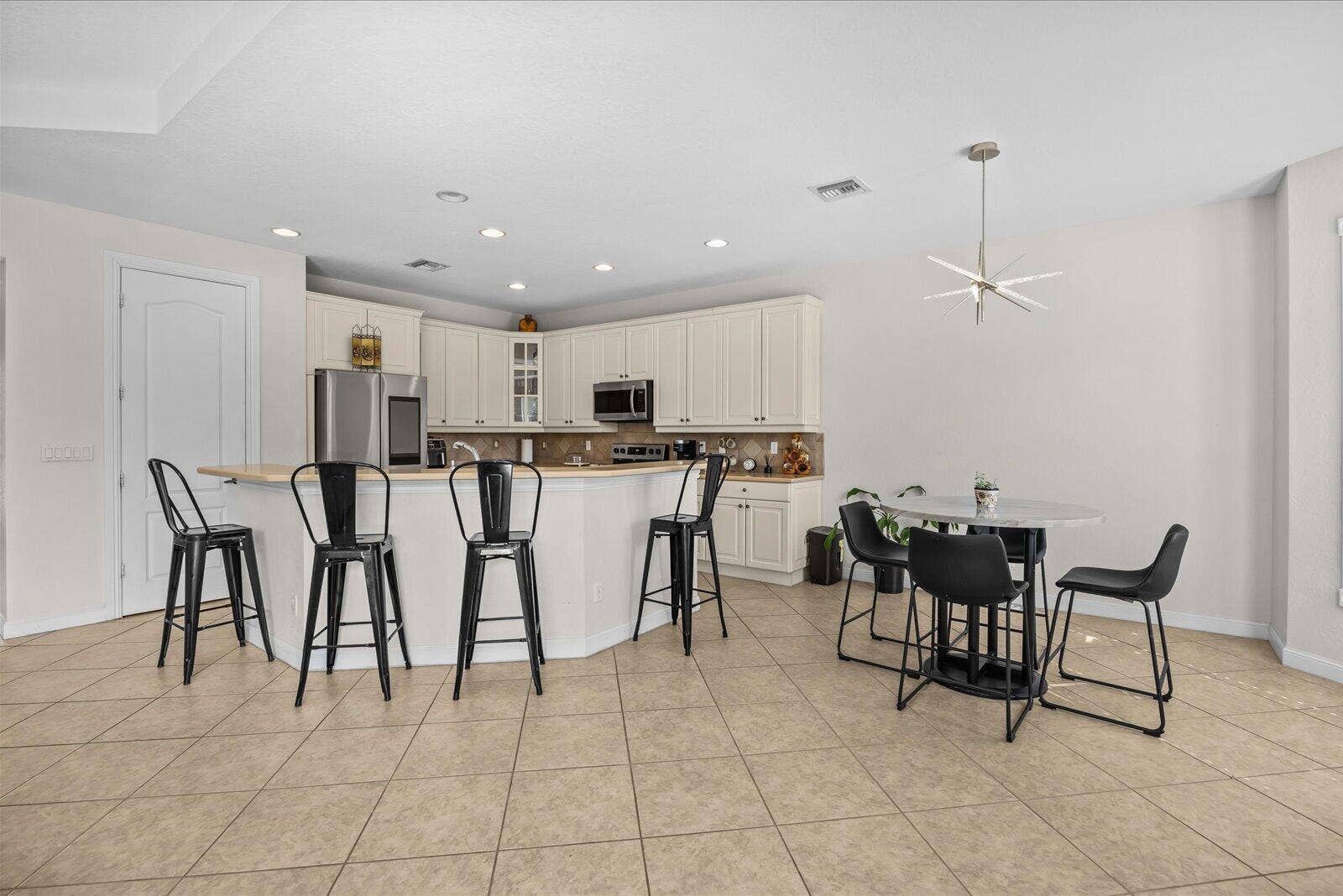1180 AMETHYST Drive SW, Vero Beach, FL 32968 Kitchen and Dining