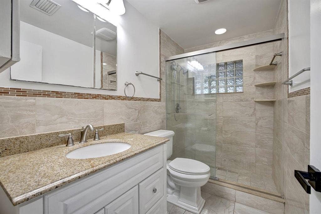 5615 FREEDOM Street, Hollywood, FL 33021 bathroom