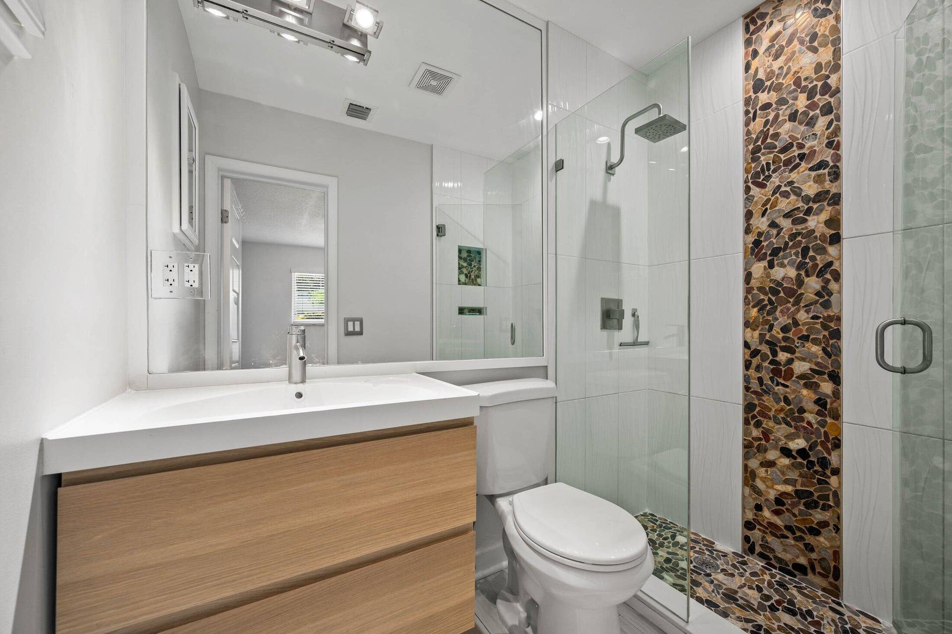2265 SE 12TH Street, Pompano Beach, Pompano Beach, FL 33062 2255 SE 12th St Pompano Beach