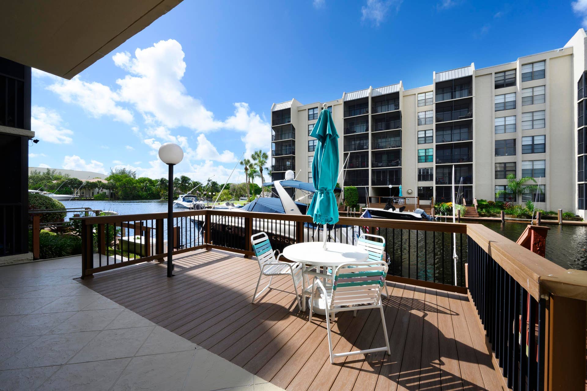 8 Royal Palm Way, #2050, Boca Raton, FL 33432 Common Seating Area