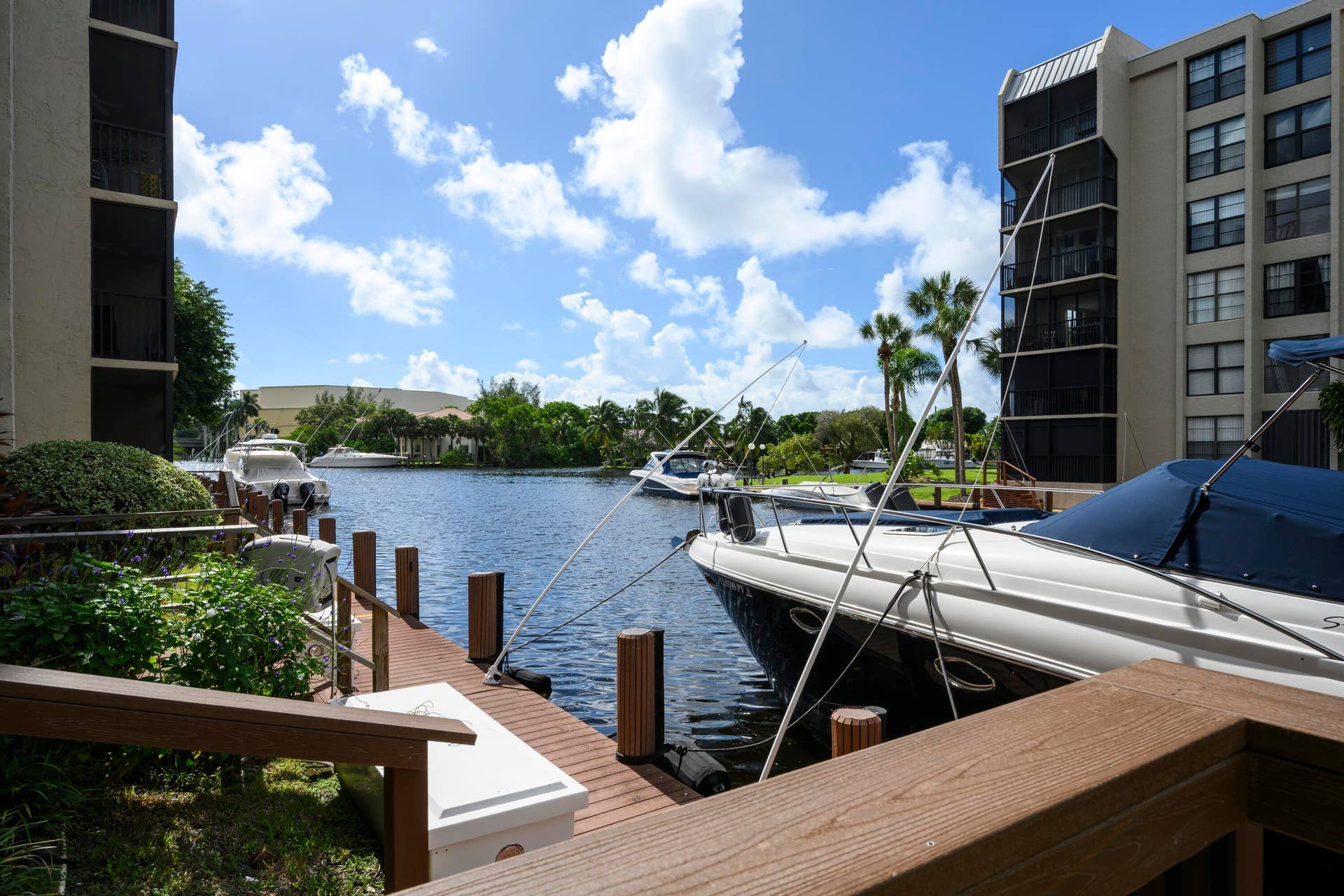 8 Royal Palm Way, #2050, Boca Raton, FL 33432 Common Seating Area