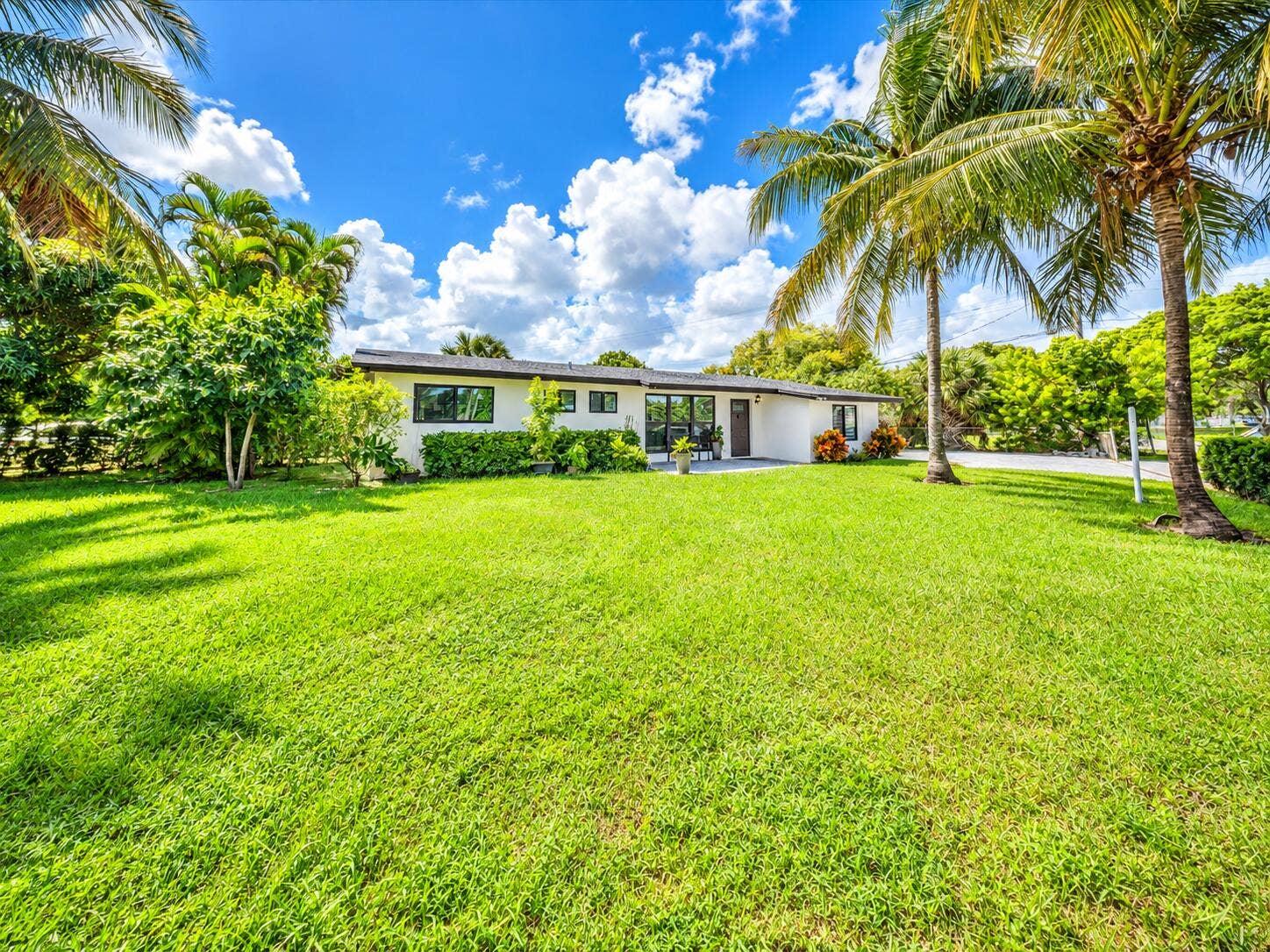 Tropical Ranch House with Expansive Lawn
