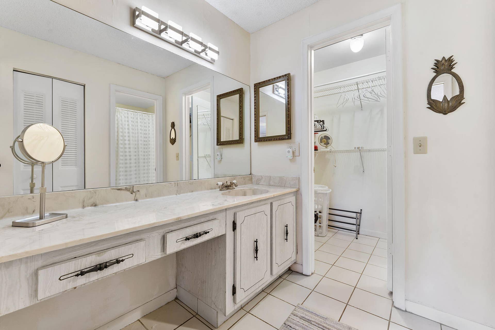 1050 Citrus Way, #202, Delray Beach, FL 33445 closet & vanity