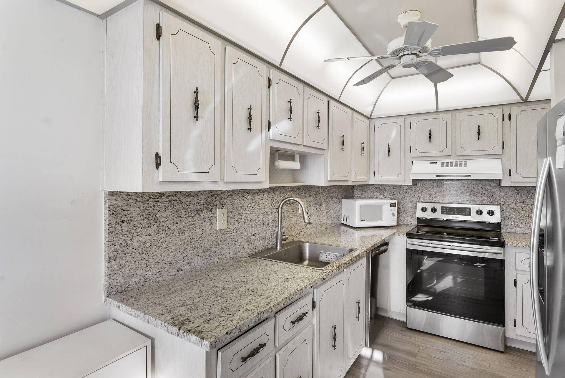 1050 Citrus Way, #202, Delray Beach, FL 33445 kitchen