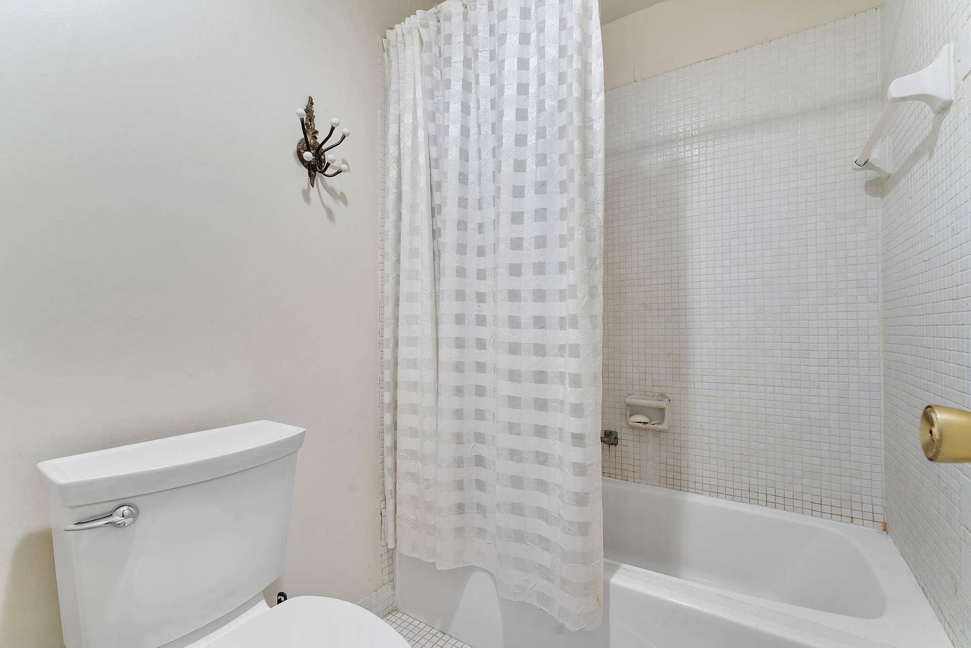 1050 Citrus Way, #202, Delray Beach, FL 33445 primary bath w bathtub