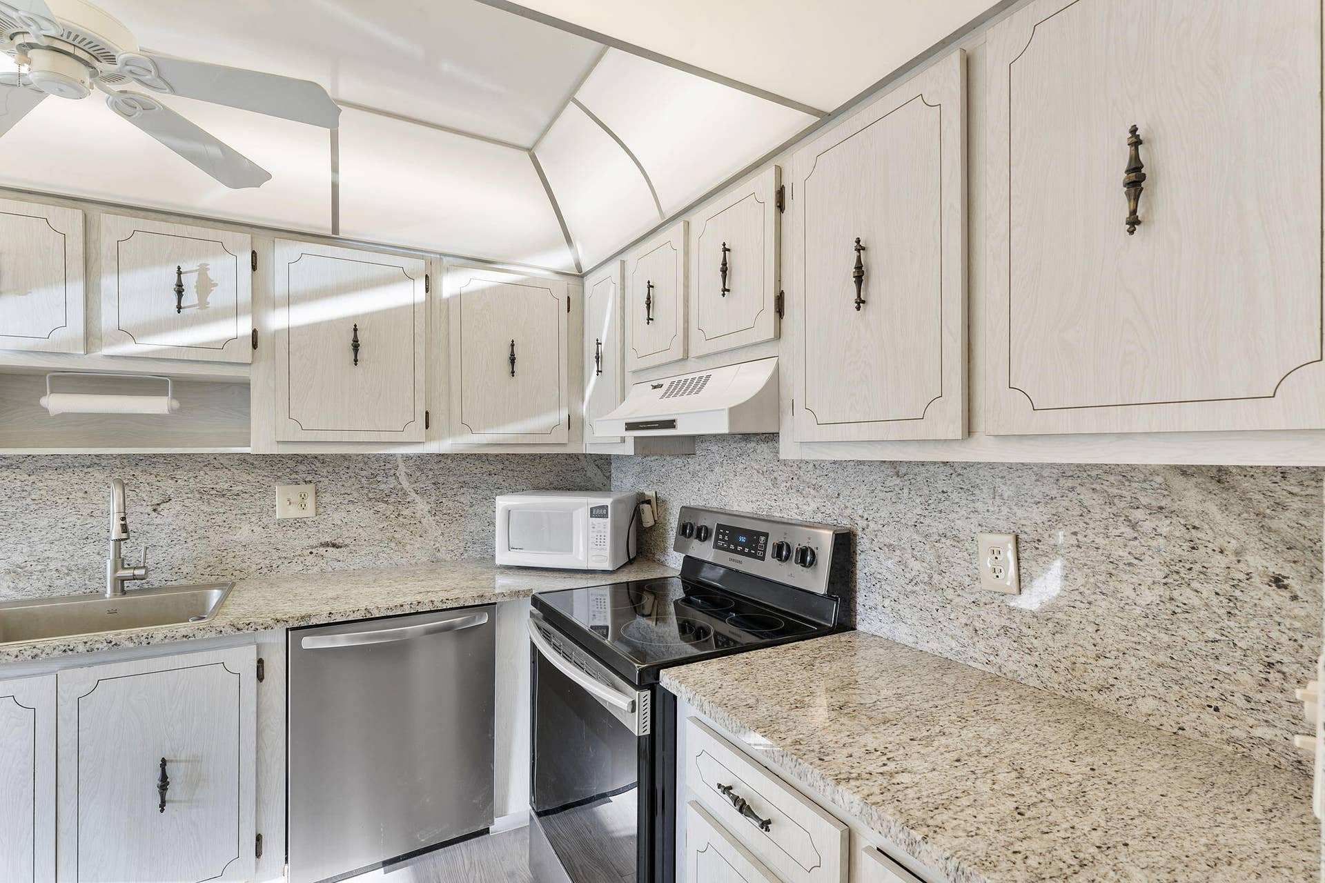 1050 Citrus Way, #202, Delray Beach, FL 33445 Kitchen