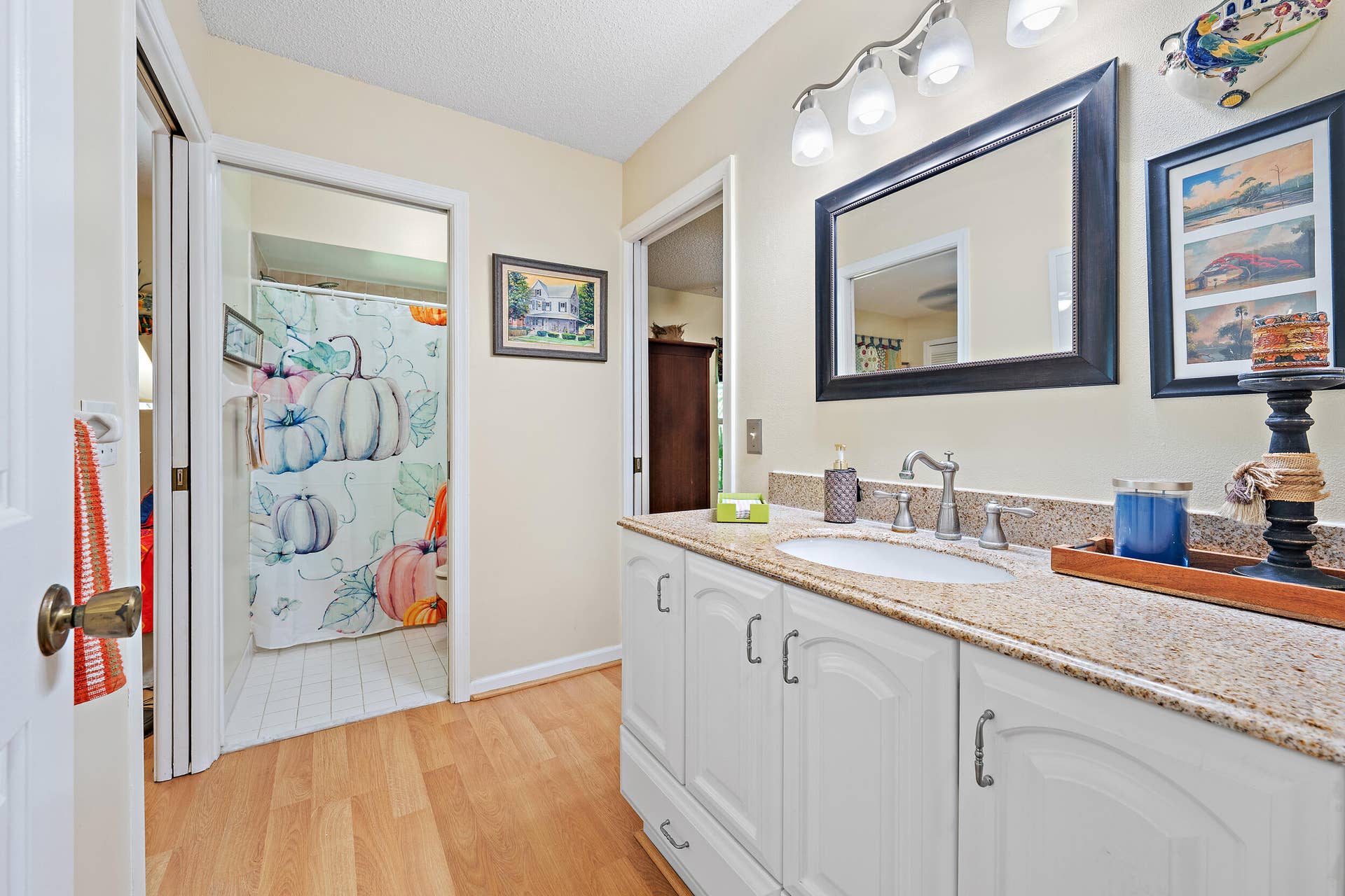 15606 87th Trail N, Palm Beach Gardens, FL 33418 Guest Bathroom