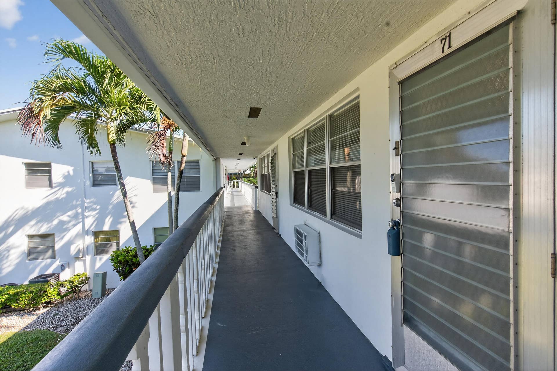 71 Canterbury C, West Palm Beach, FL 33417 Second floor walkway