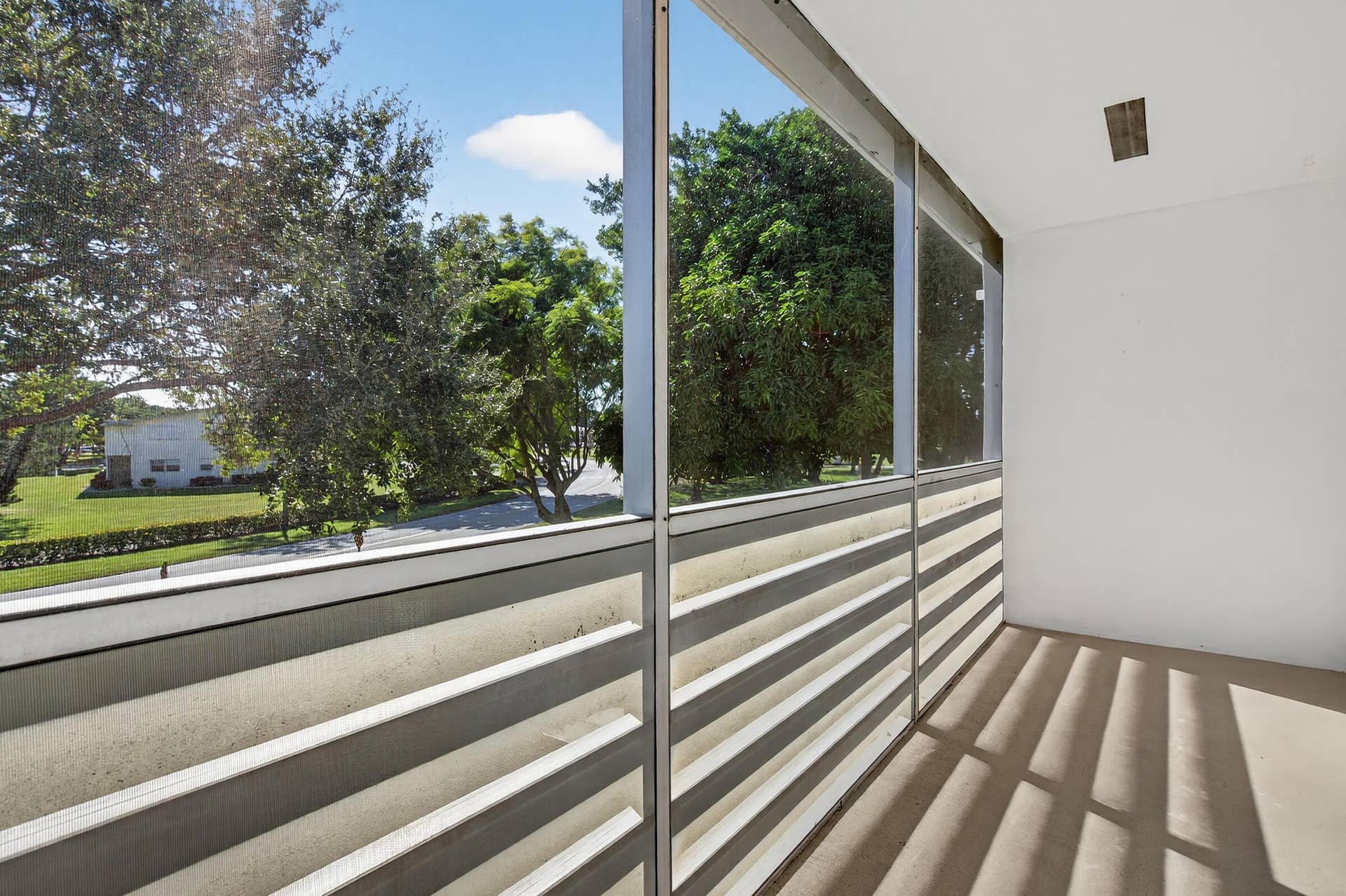71 Canterbury C, West Palm Beach, FL 33417 111325-266
