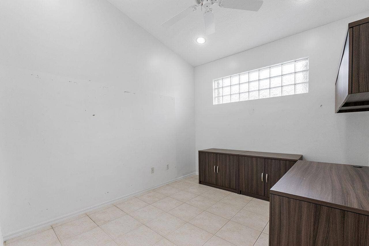 Office .exercise room/ or extra sleeping area