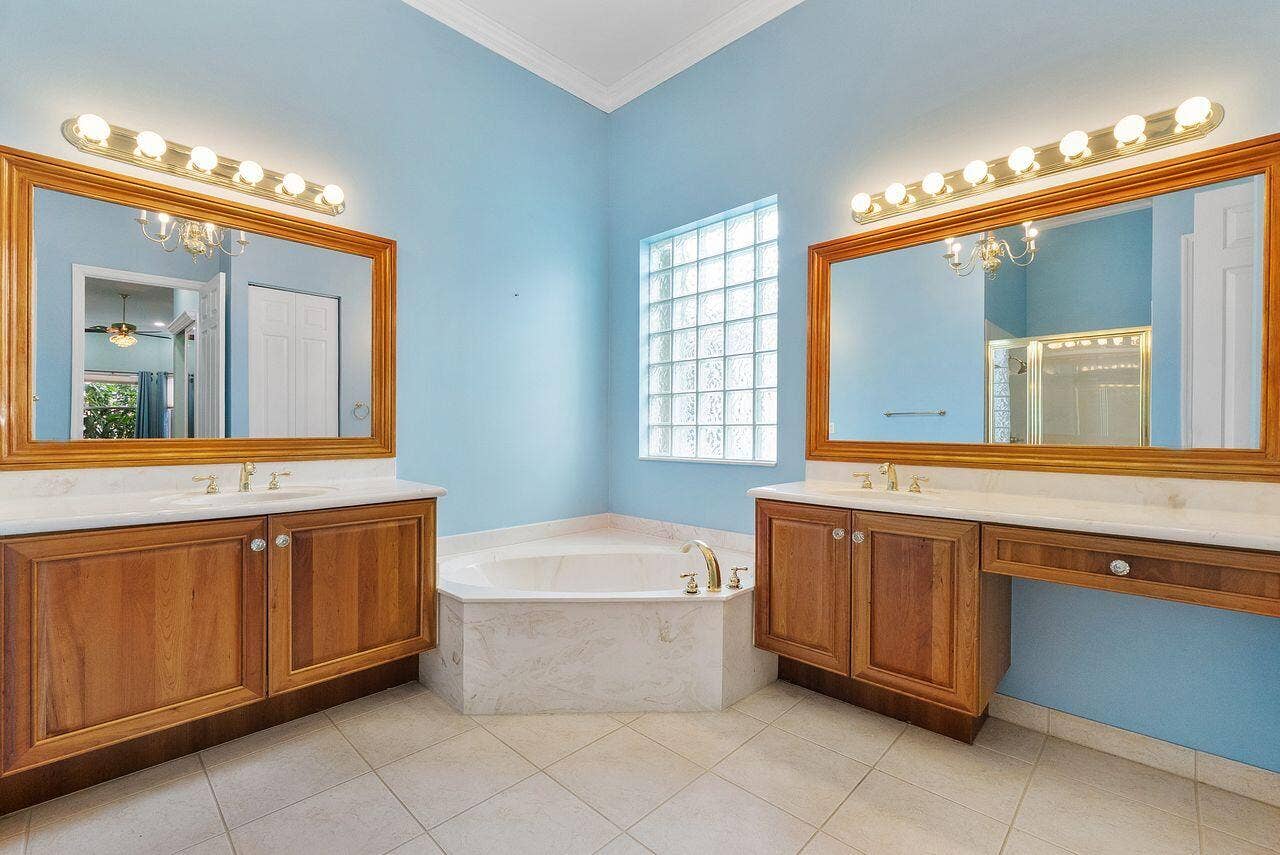 Dual sinks and garden tub