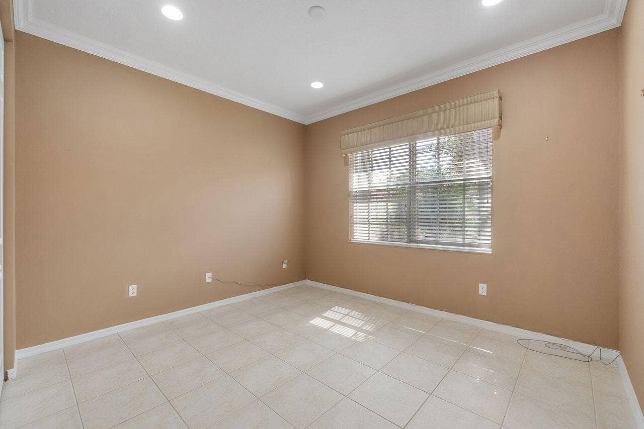 Nice sized bedroom and lots of natural light