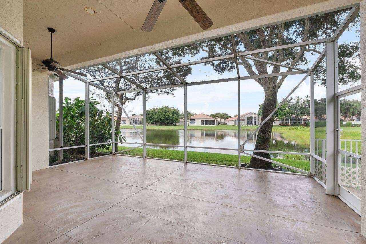 Large and spacious with lakeviews