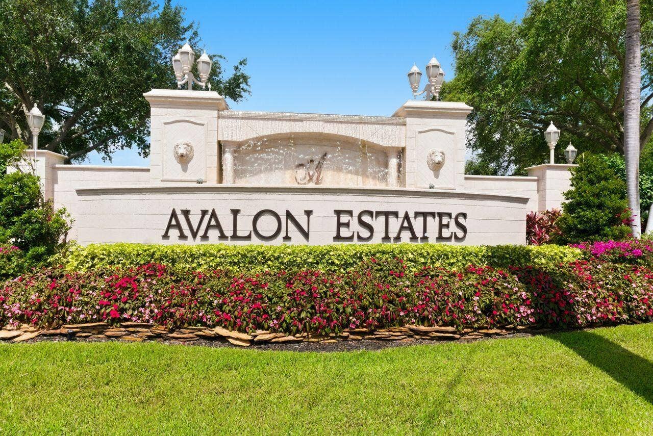 Beautiful community and gorgeous landscaping and amenities