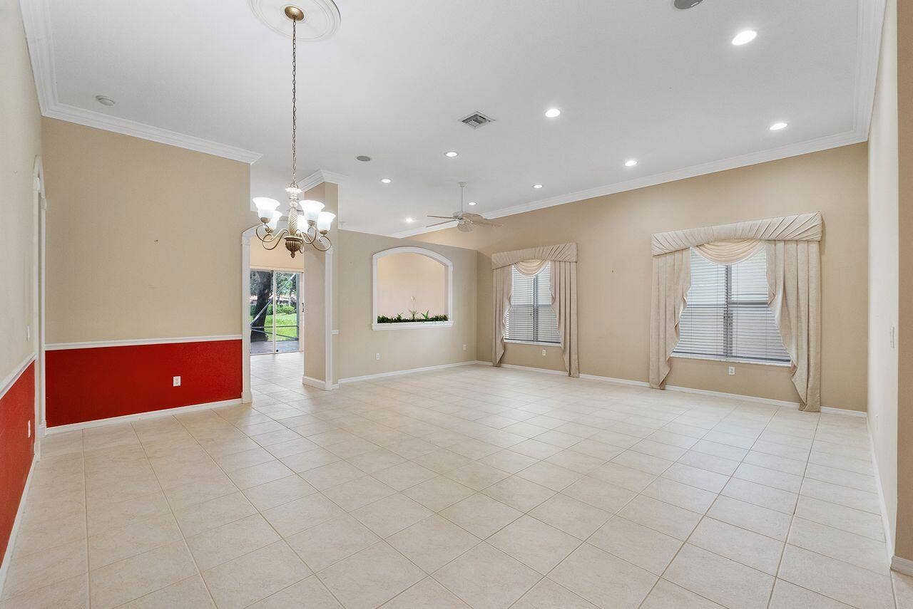Spacious and open living/dining room area