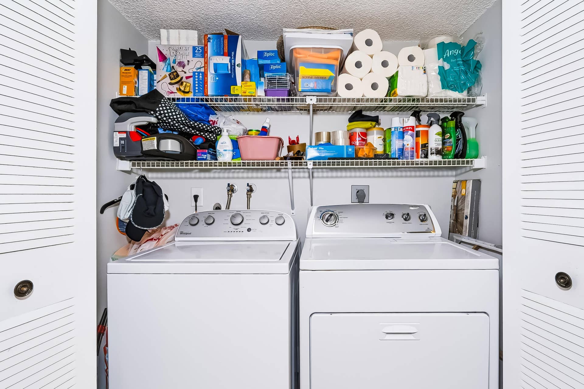 INTERIOR LAUNDRY CLOSET