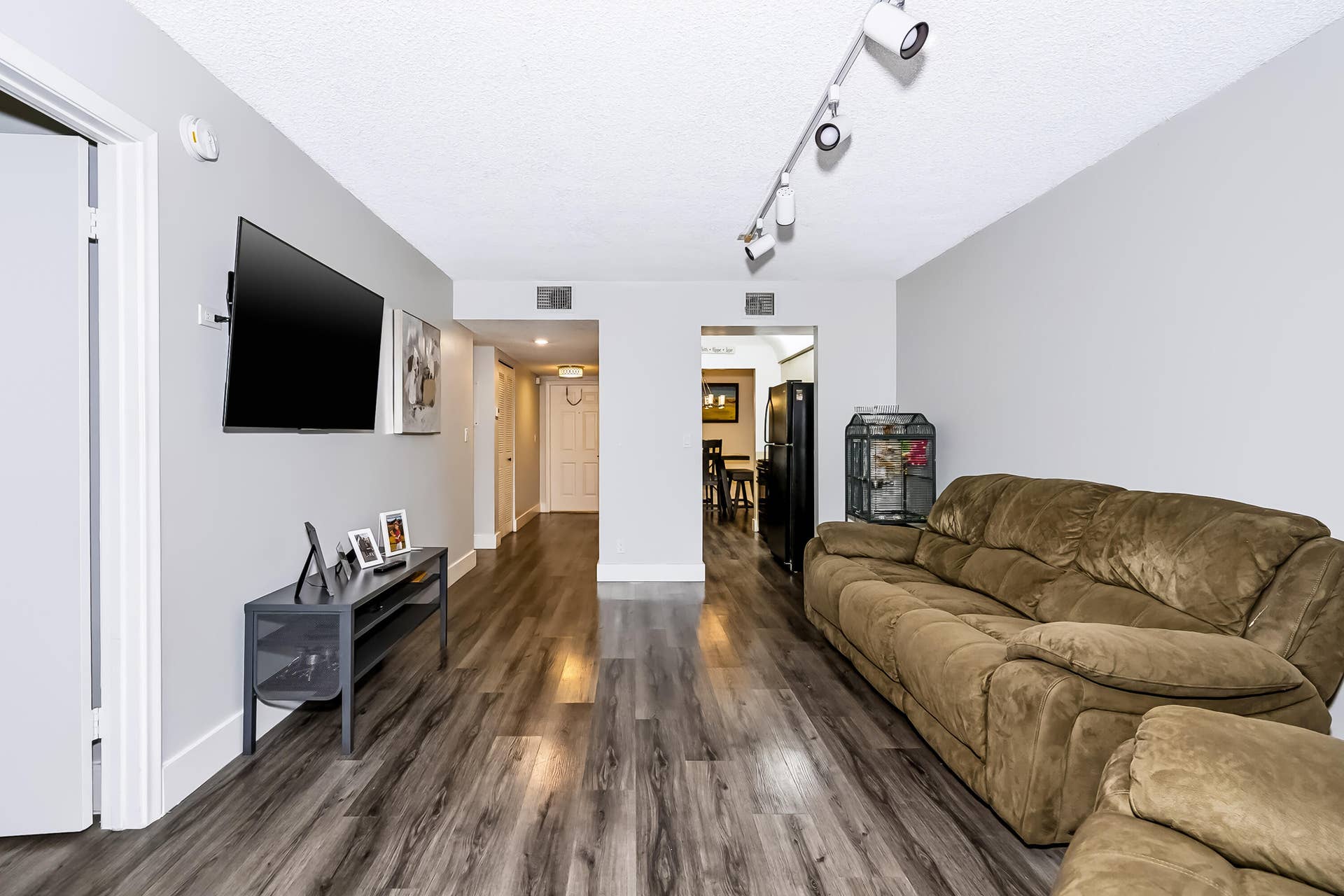 TECHNICALLY LIVING AND DINING