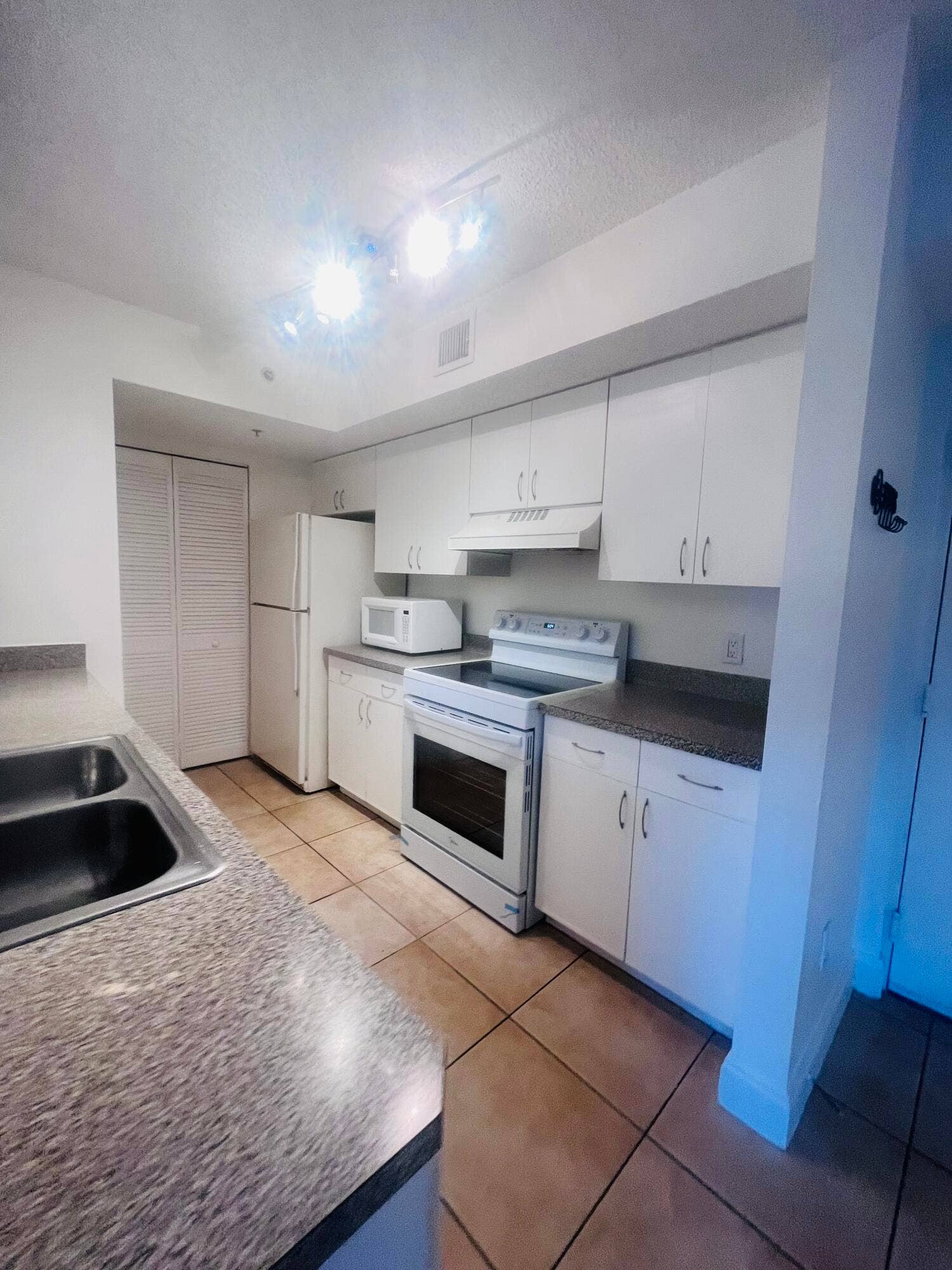 420 S PARK, #2-108, Hollywood, FL 33021 IMG_3451