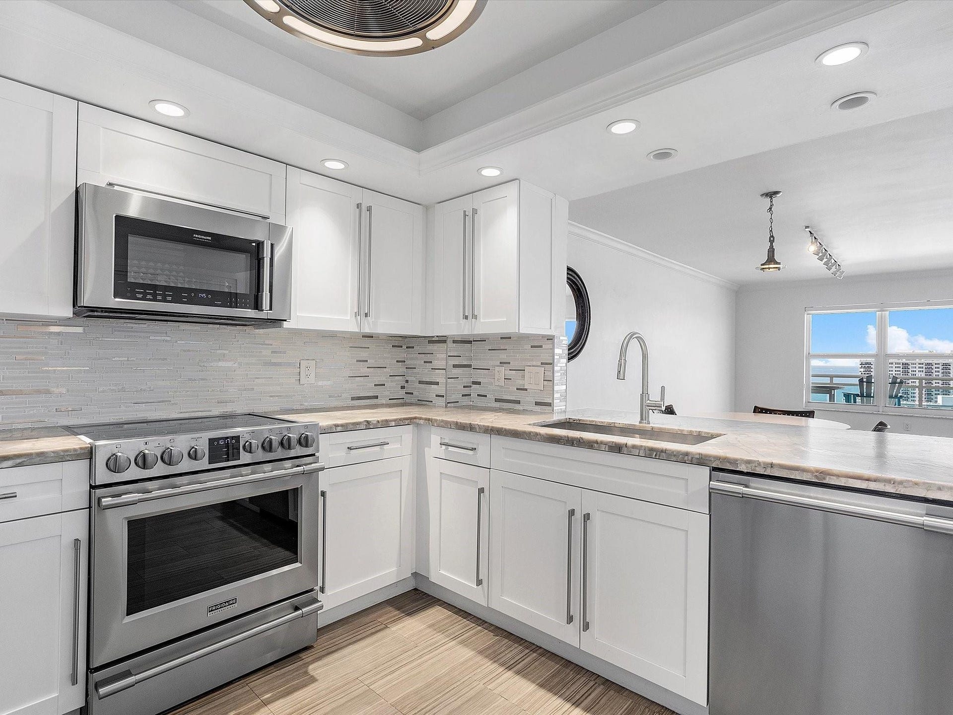 Kitchen offers ocean views!