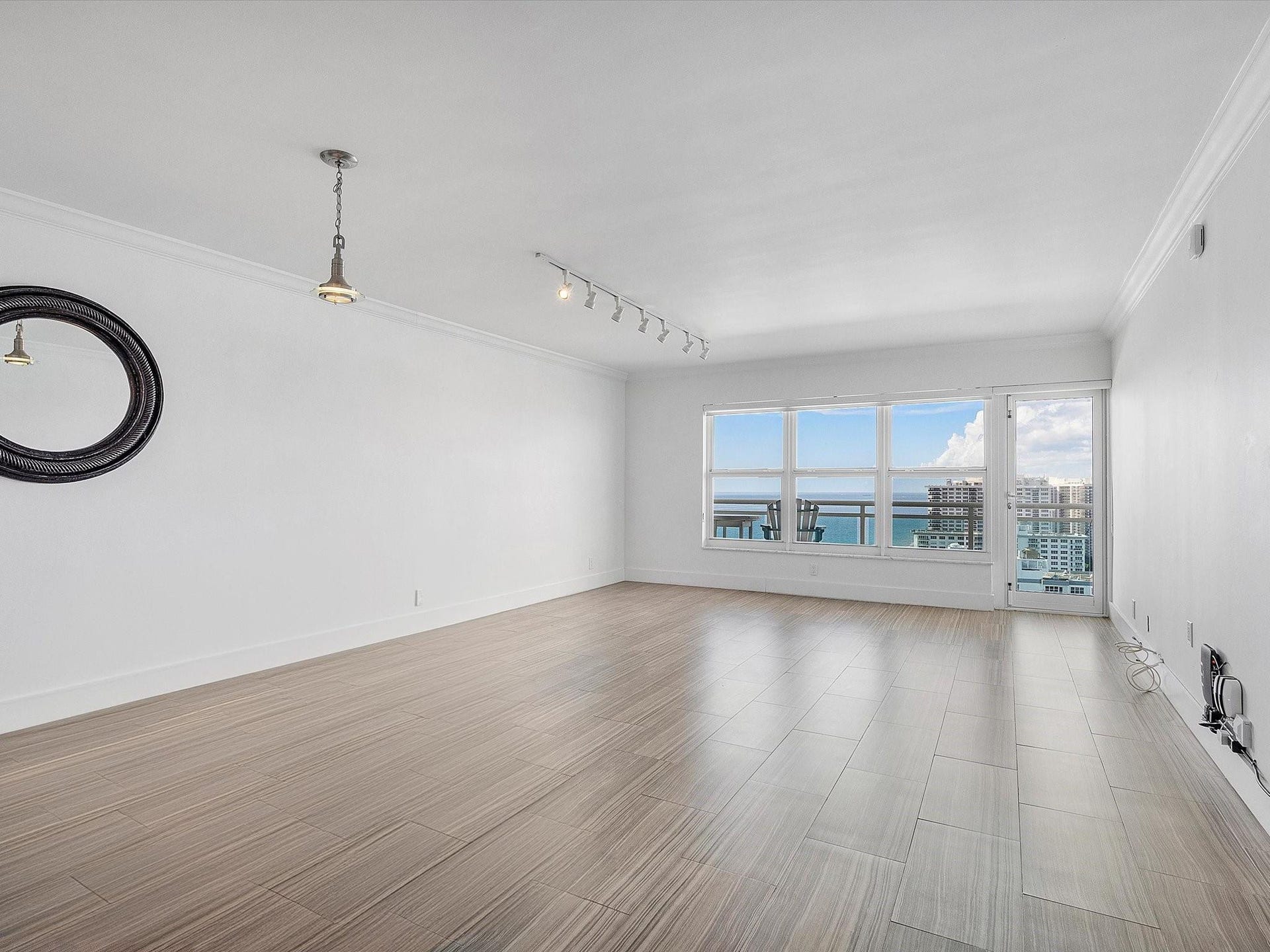 Open floor plaln.