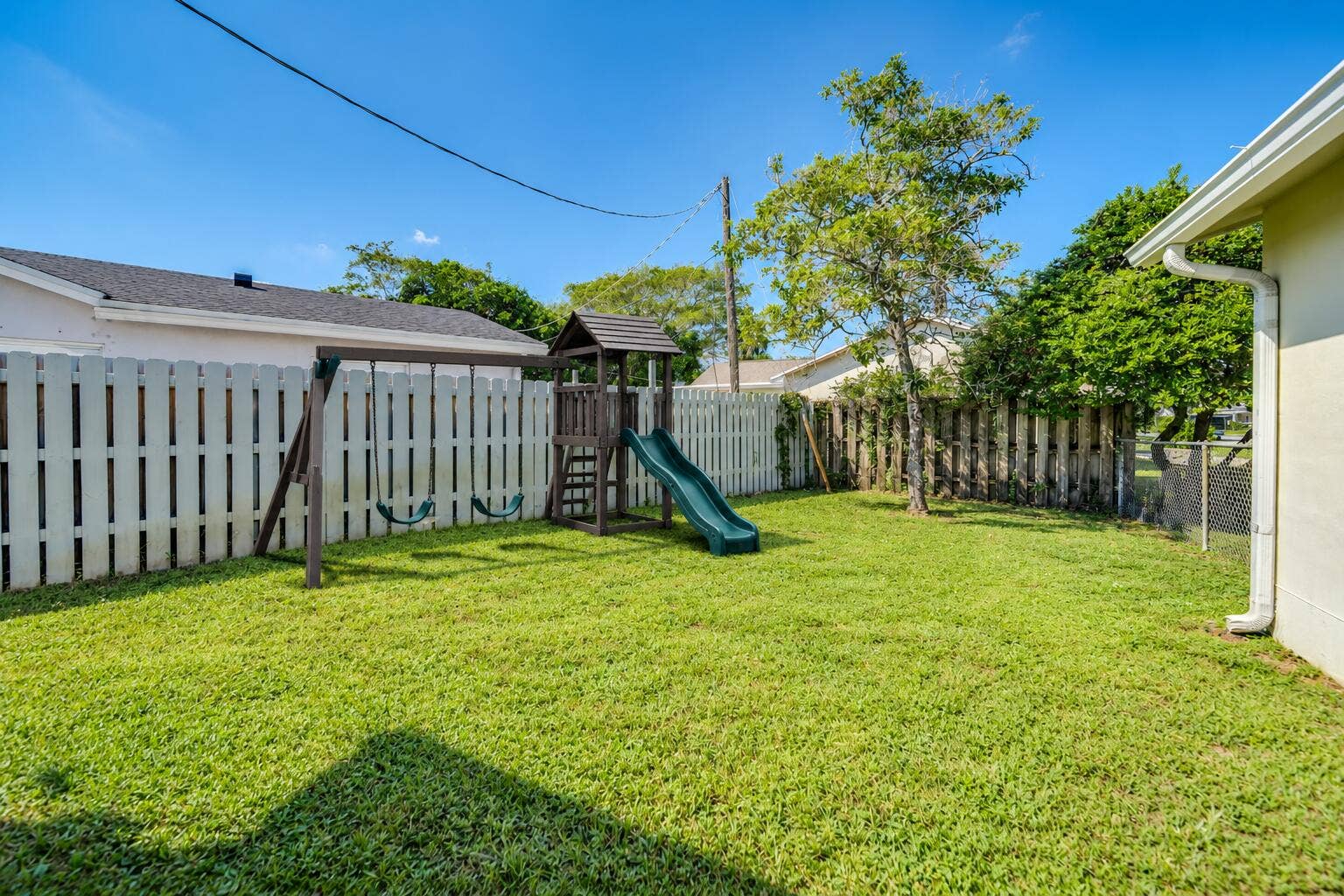 Fenced IN, private backyard space for kids/dog/entertaining.