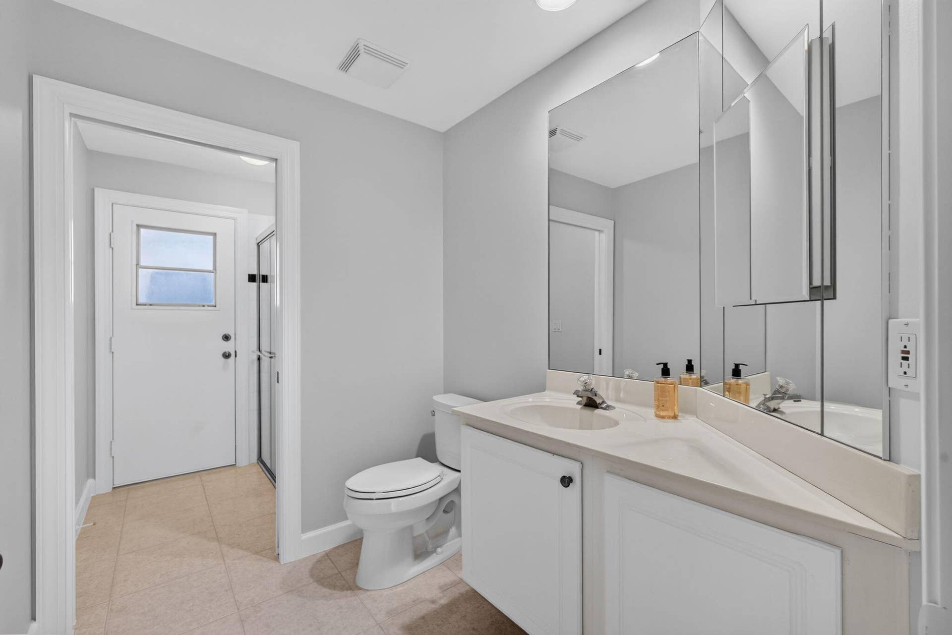 bathroom to pool