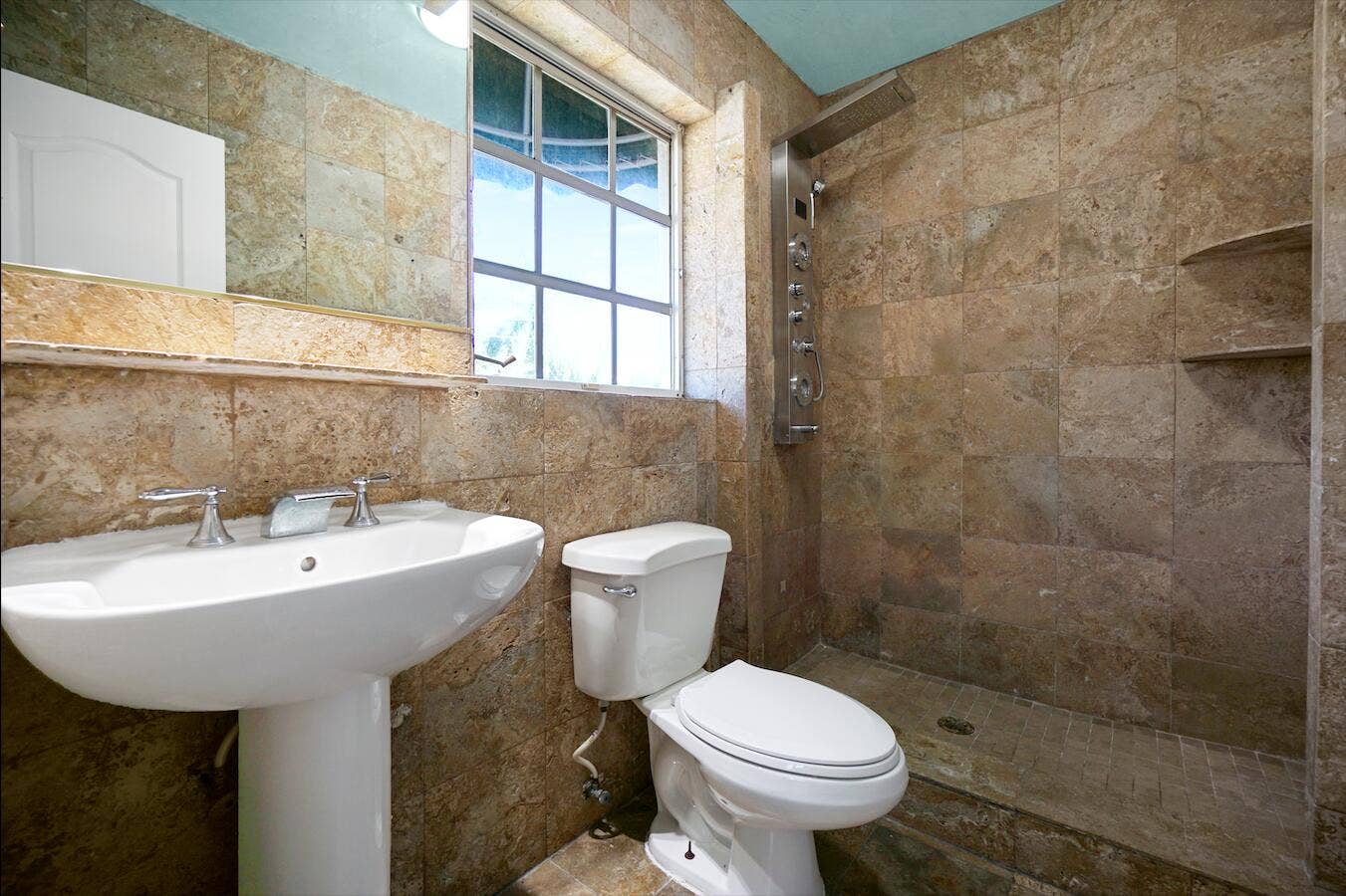 Bedroom's 2 bathroom