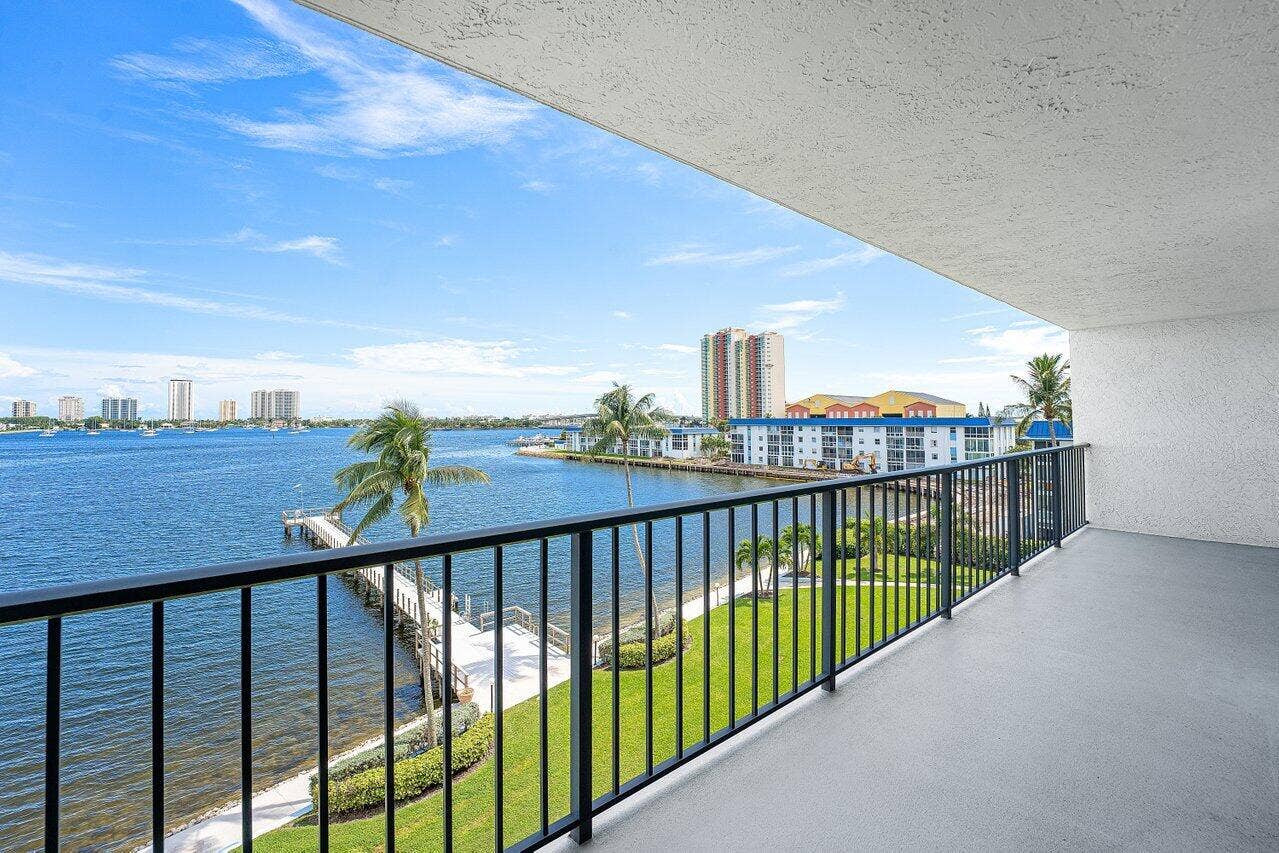 025-3040LakeShoreDrive-502-RivieraBeach-