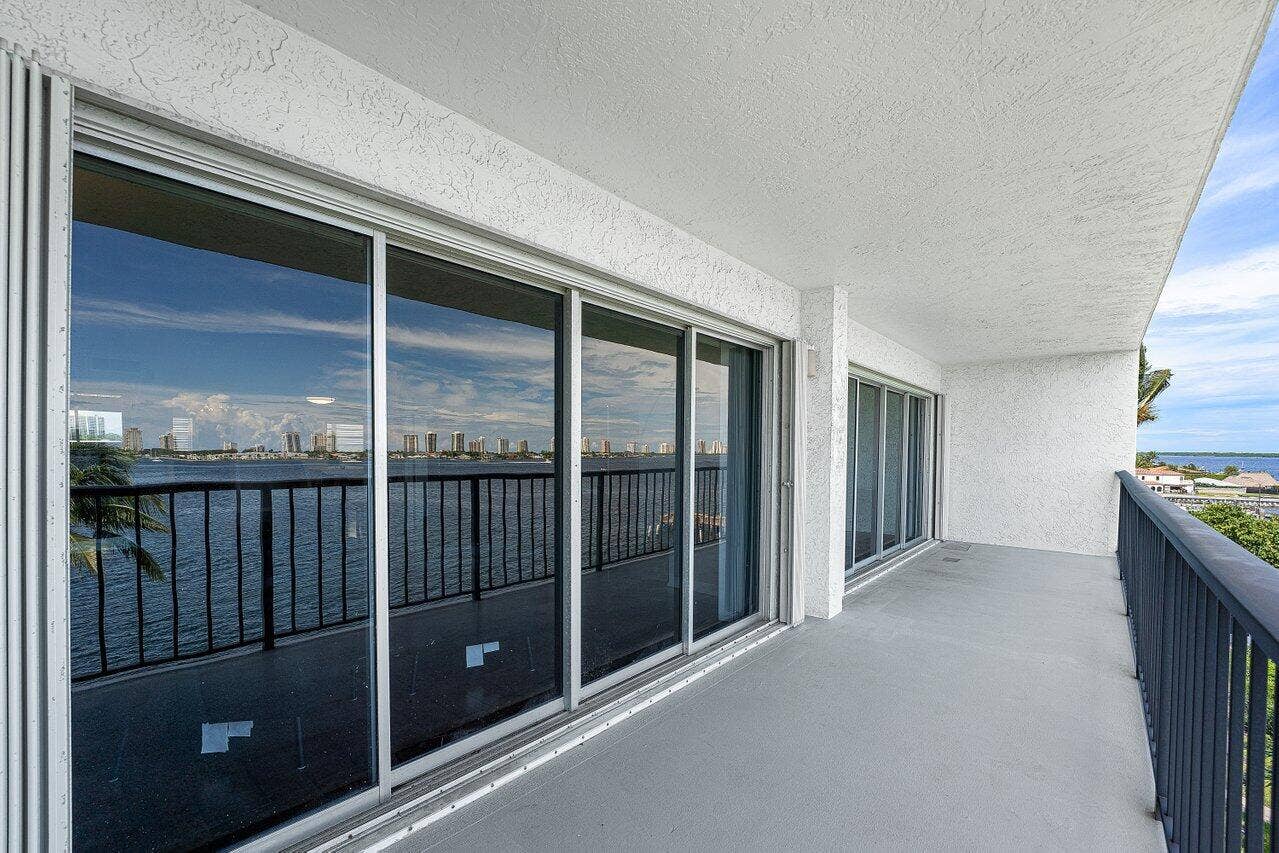 023-3040LakeShoreDrive-502-RivieraBeach-