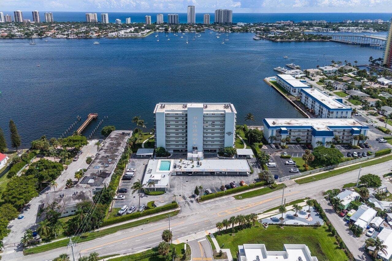 051-3040LakeShoreDrive-502-RivieraBeach-