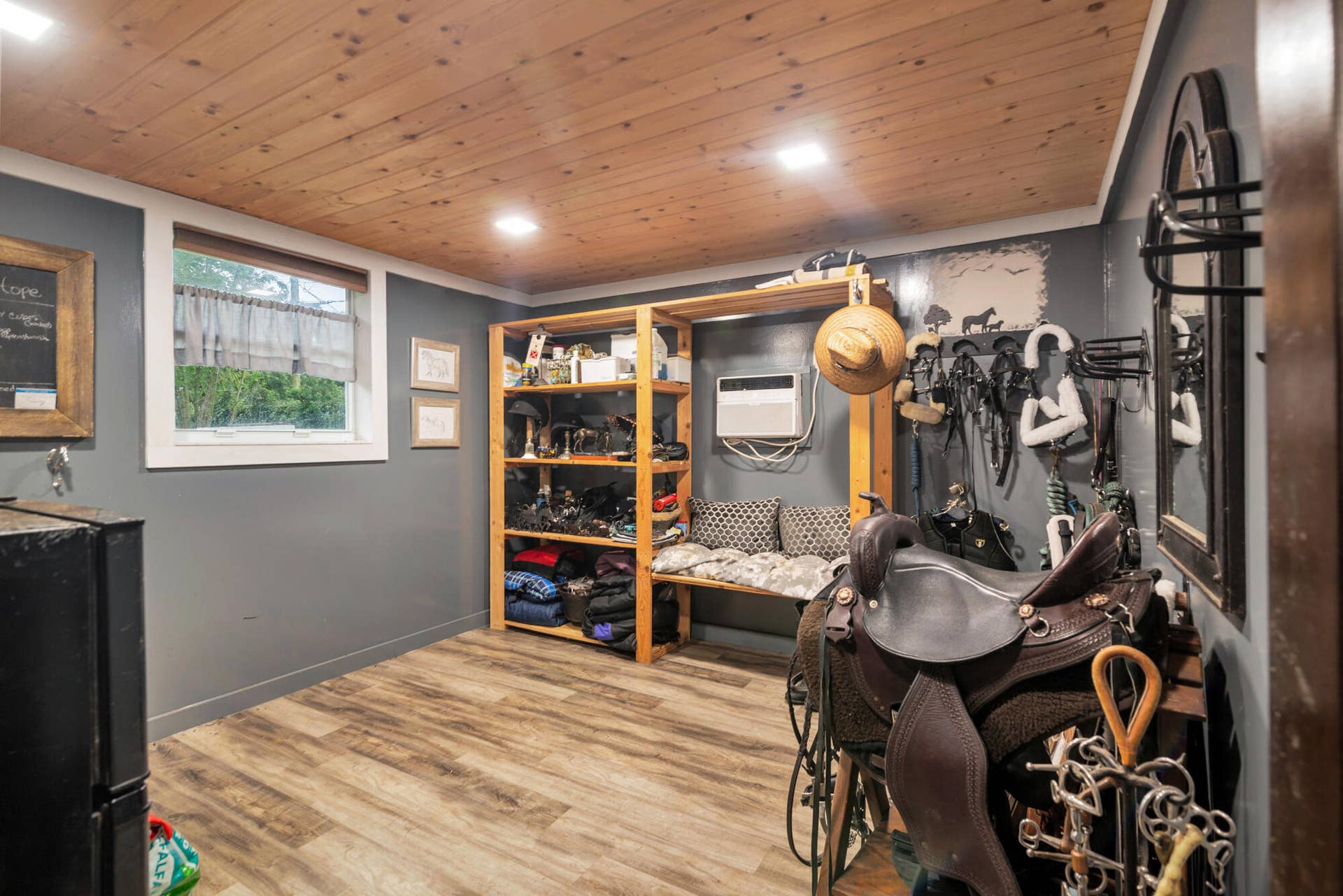 feed/tack room